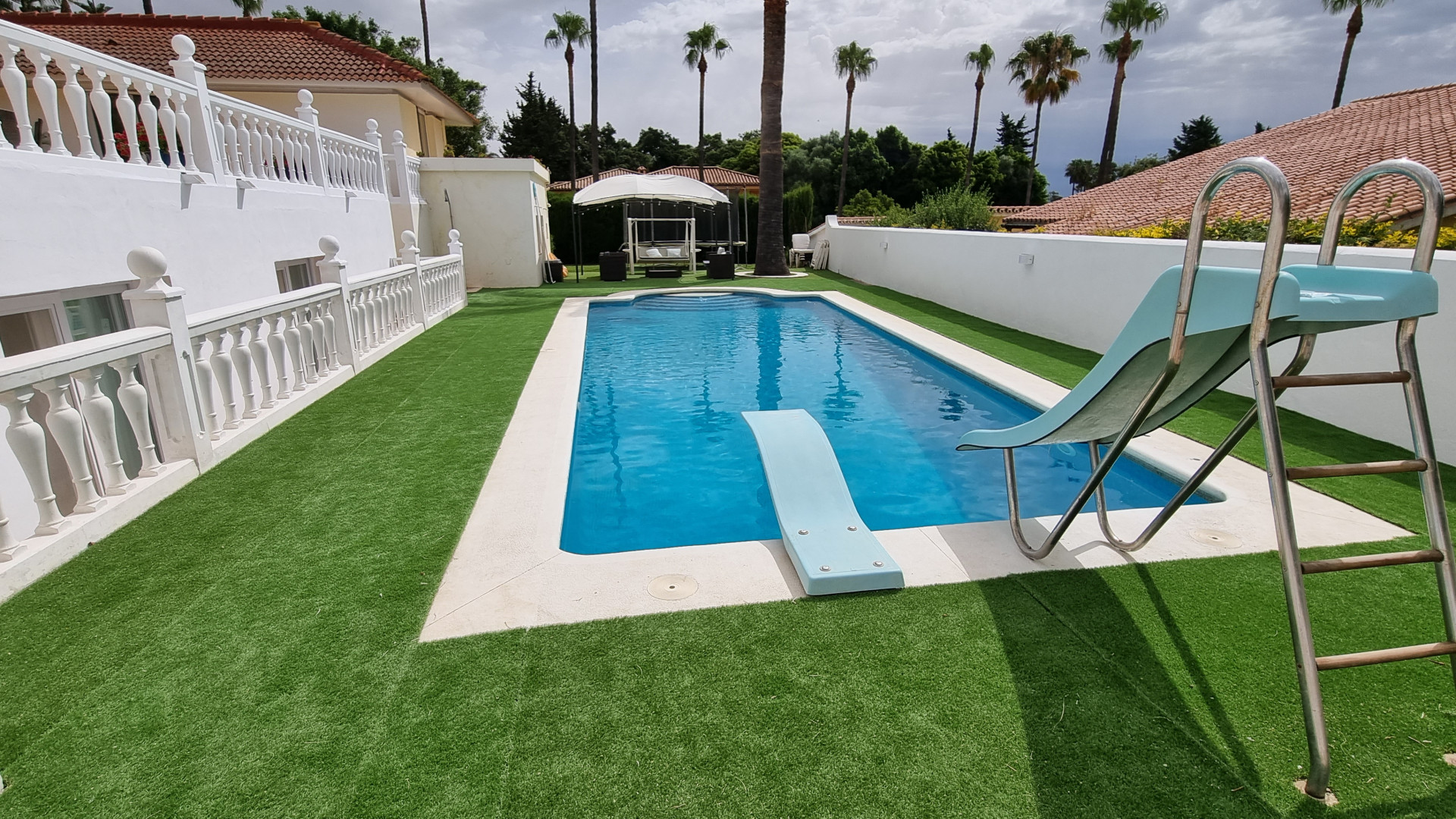 Geräumige Villa mit 7 Schlafzimmern und Pool in Sotogrande Costa (B-Zone)