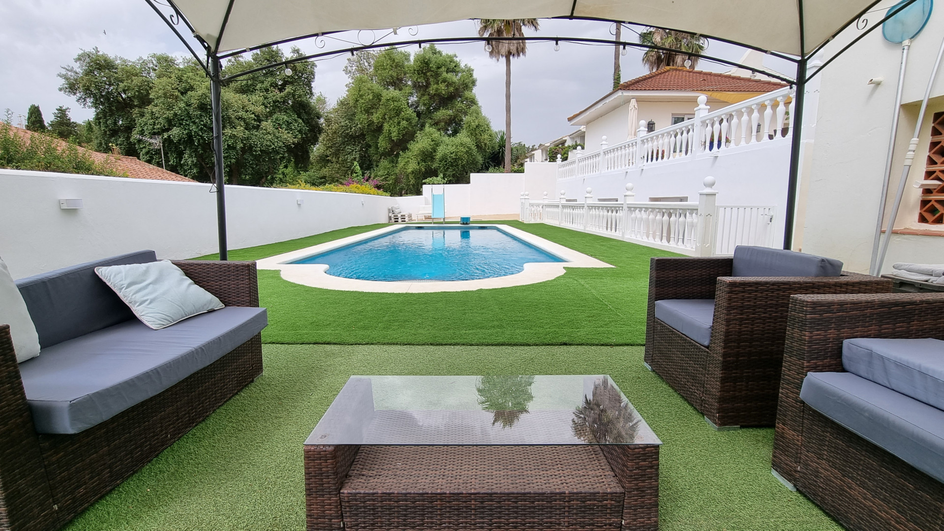 Geräumige Villa mit 7 Schlafzimmern und Pool in Sotogrande Costa (B-Zone)