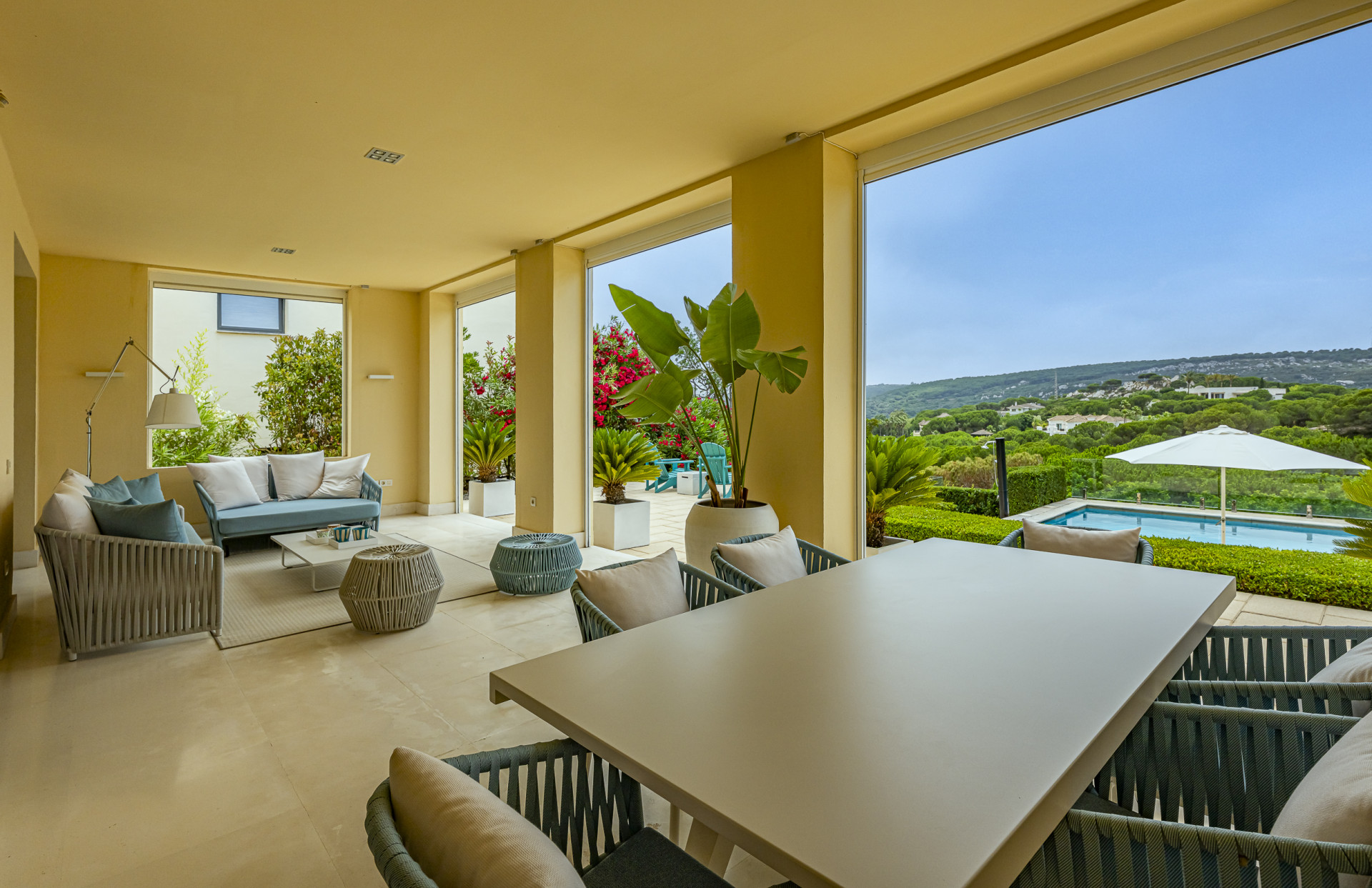 EXCEPTIONAL CONTEMPORARY VILLA WITH GUEST HOUSE IN LAS CIMAS I, SOTOGRANDE ALTO — photo 6