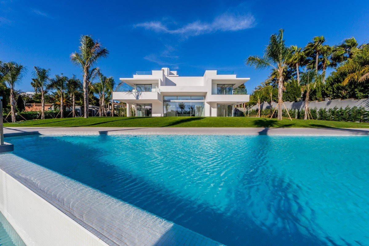 Villa for sale in San Pedro de Alcántara, Costa del Sol