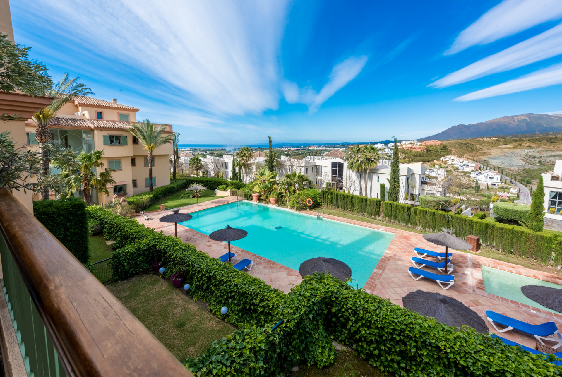 Hermoso apartamento en Four Seasons Flamingos con hermosas vistas al mar desde su terraza orientada al oeste.