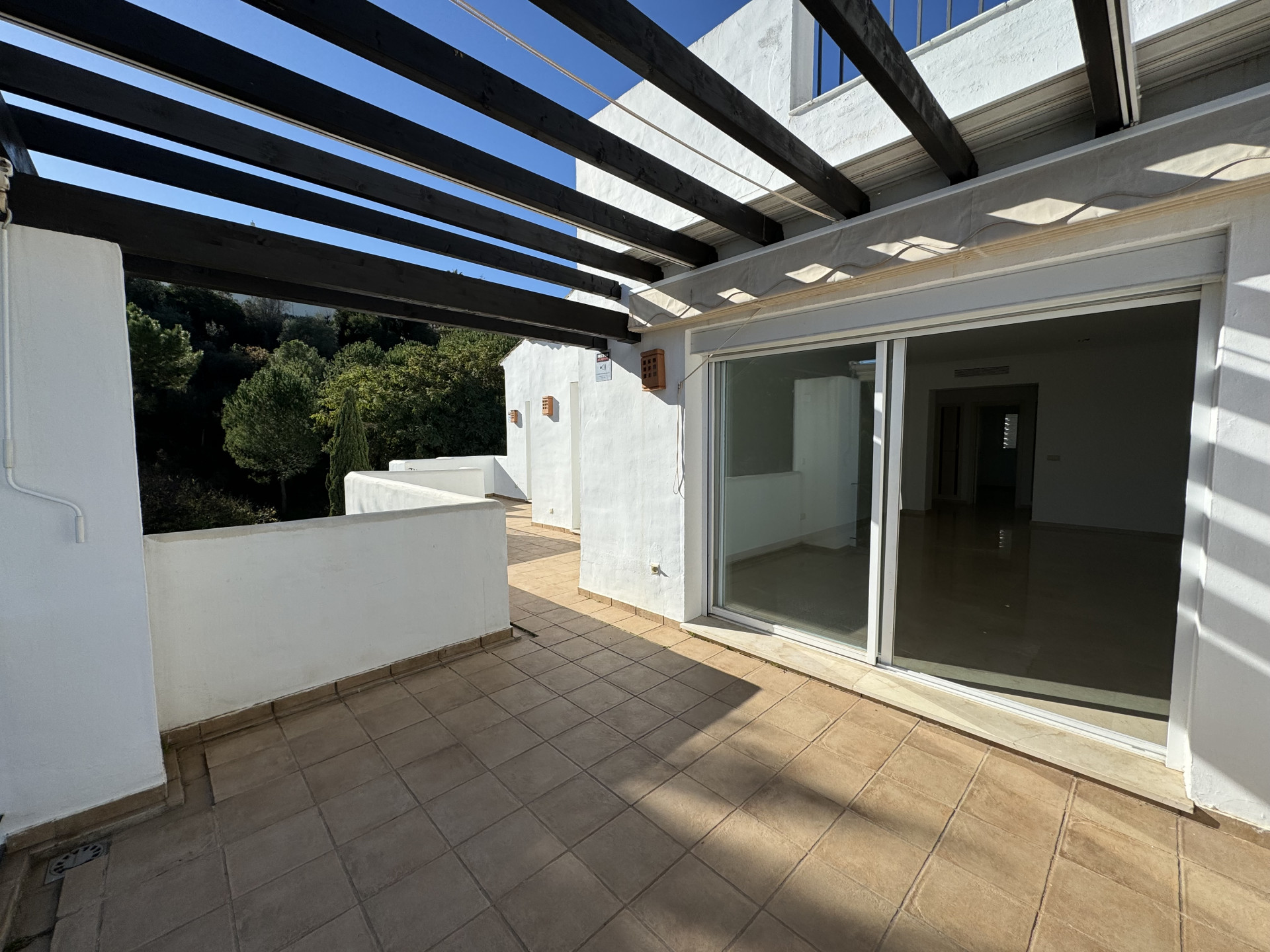 One level penthouse with sea views in Altos de la Quinta!