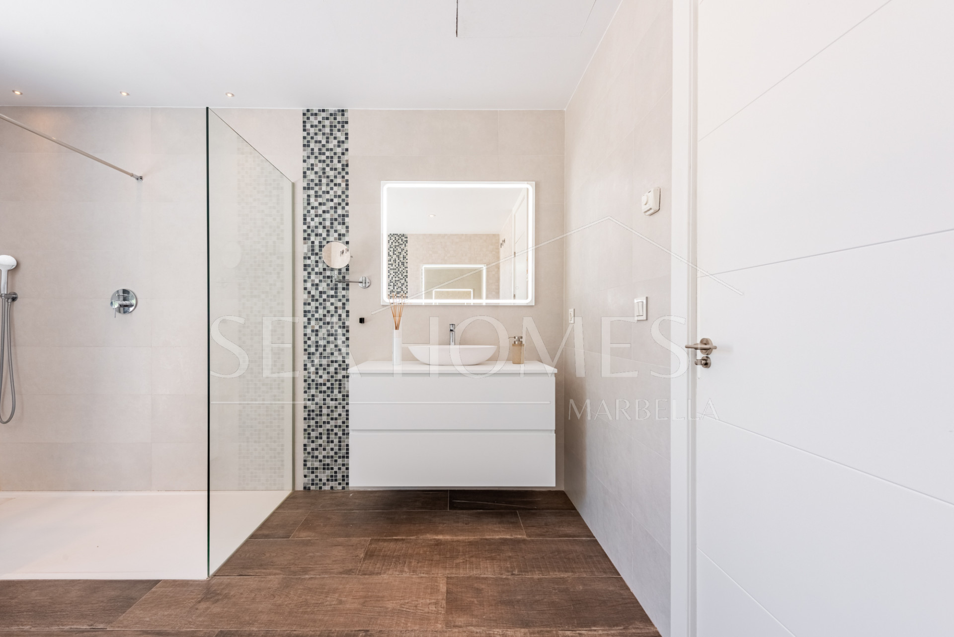 Spacious Contemporary Villa in the Heart of the Golden Triangle!