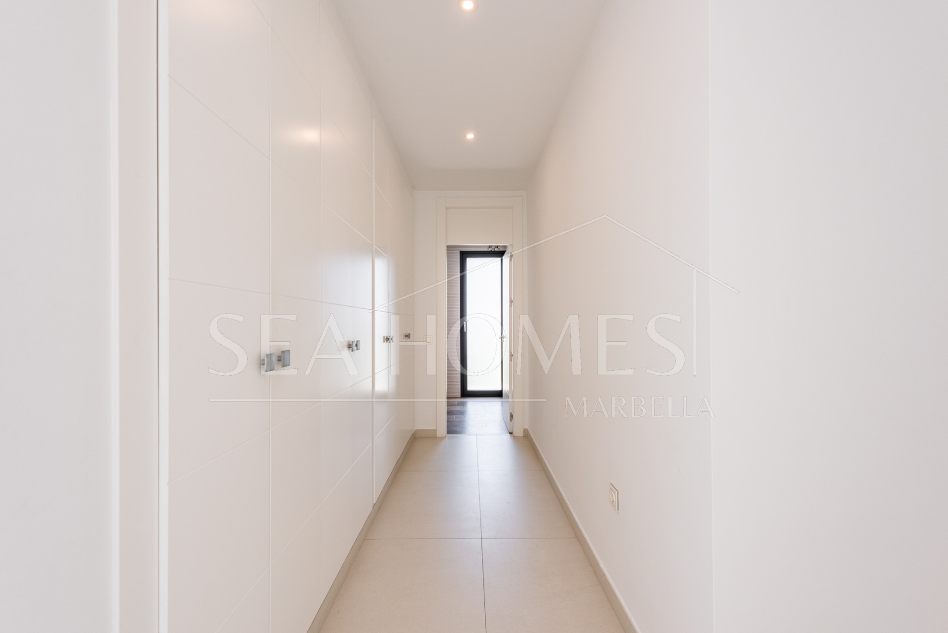 Spacious Contemporary Villa in the Heart of the Golden Triangle!