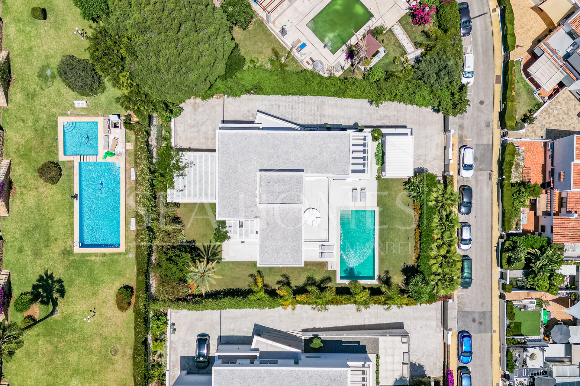 Spacious Contemporary Villa in the Heart of the Golden Triangle!