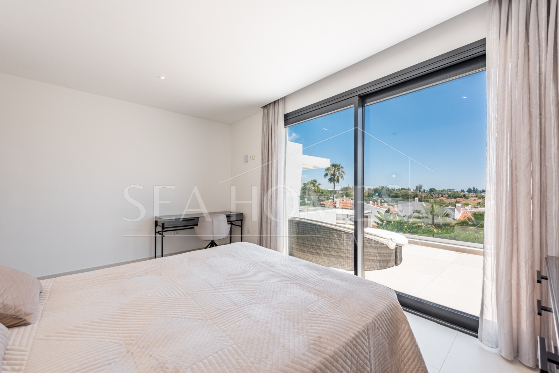 Spacious Contemporary Villa in the Heart of the Golden Triangle!