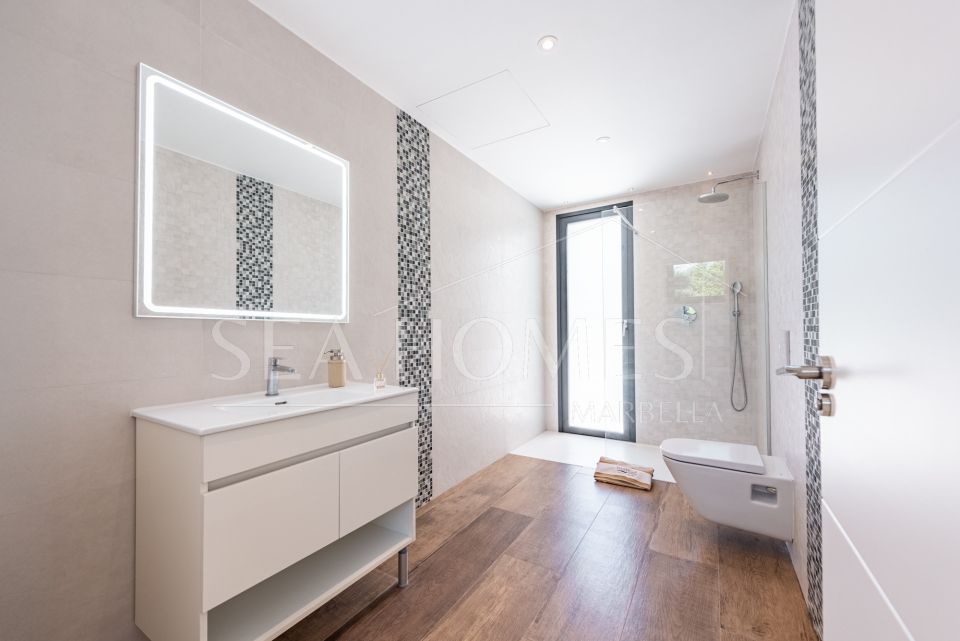 Spacious Contemporary Villa in the Heart of the Golden Triangle!