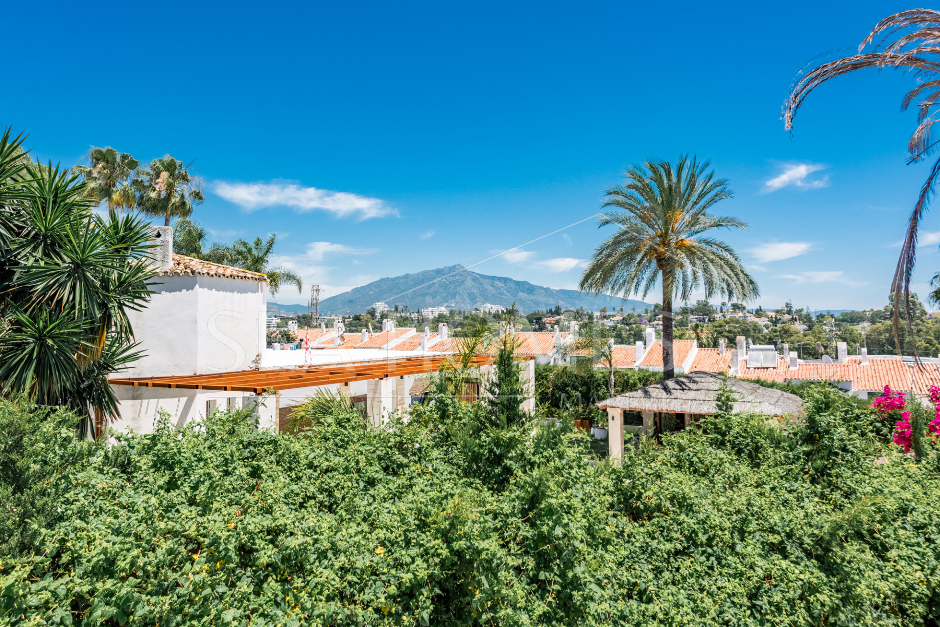 Spacious Contemporary Villa in the Heart of the Golden Triangle!