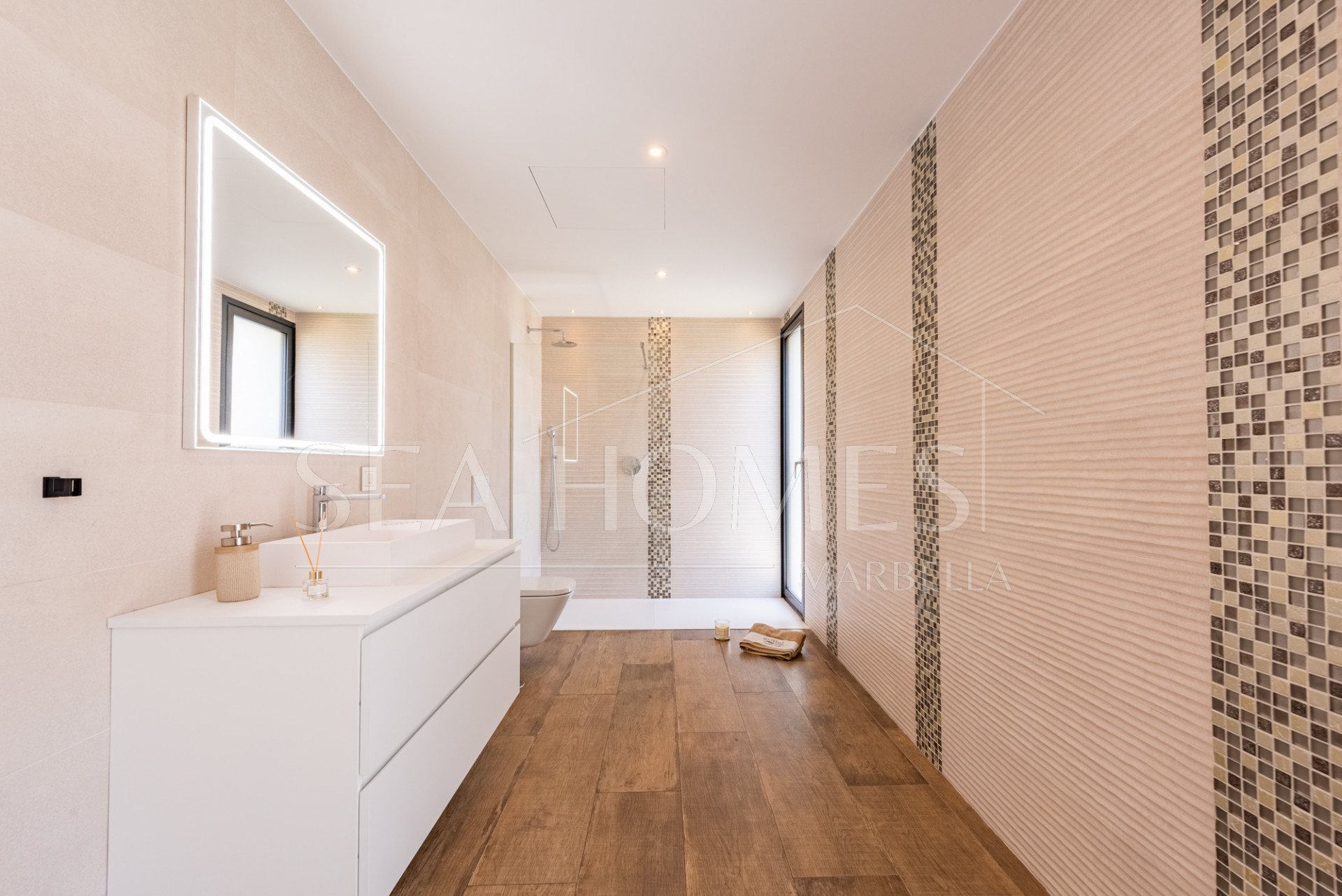 Spacious Contemporary Villa in the Heart of the Golden Triangle!