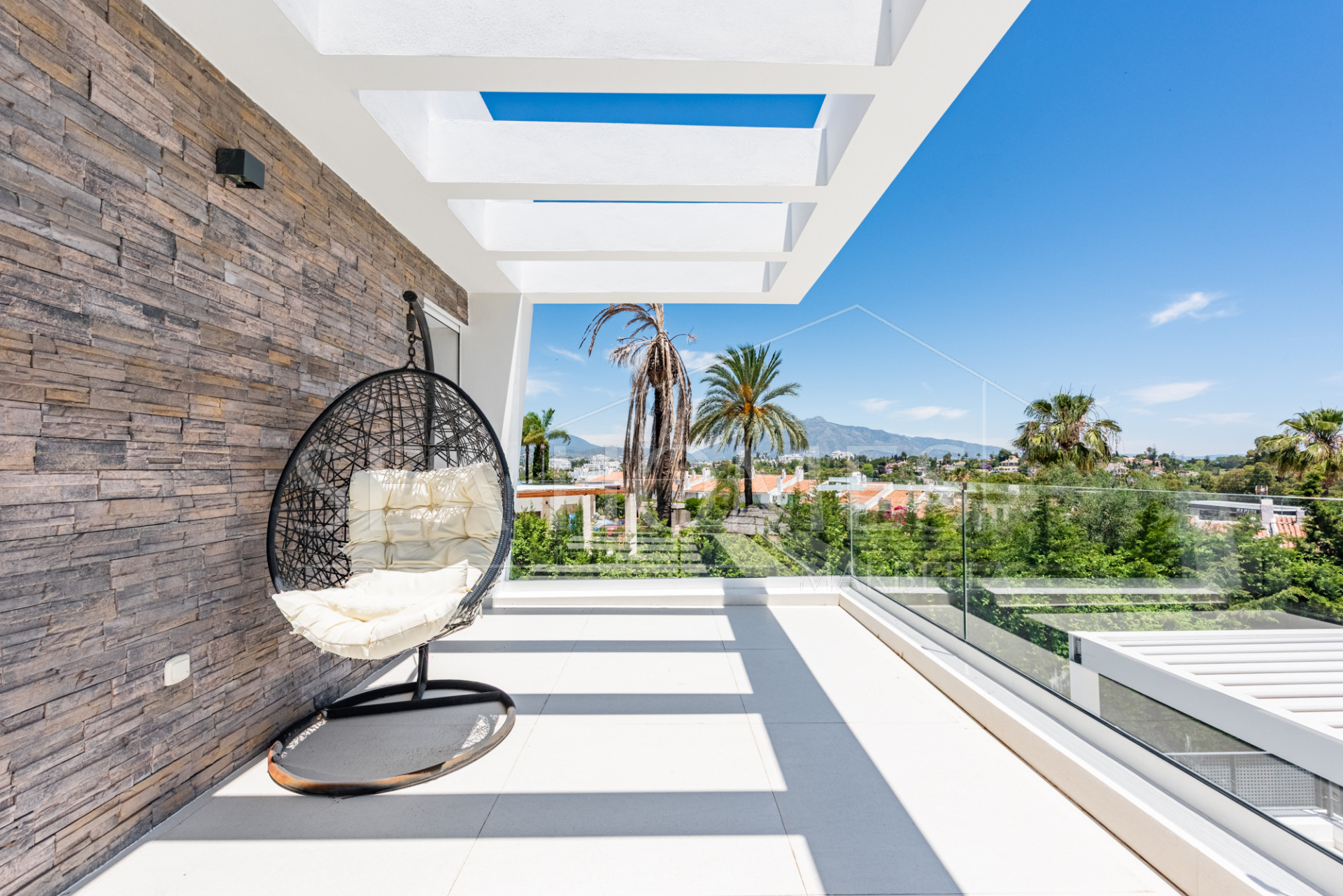 Spacious Contemporary Villa in the Heart of the Golden Triangle!