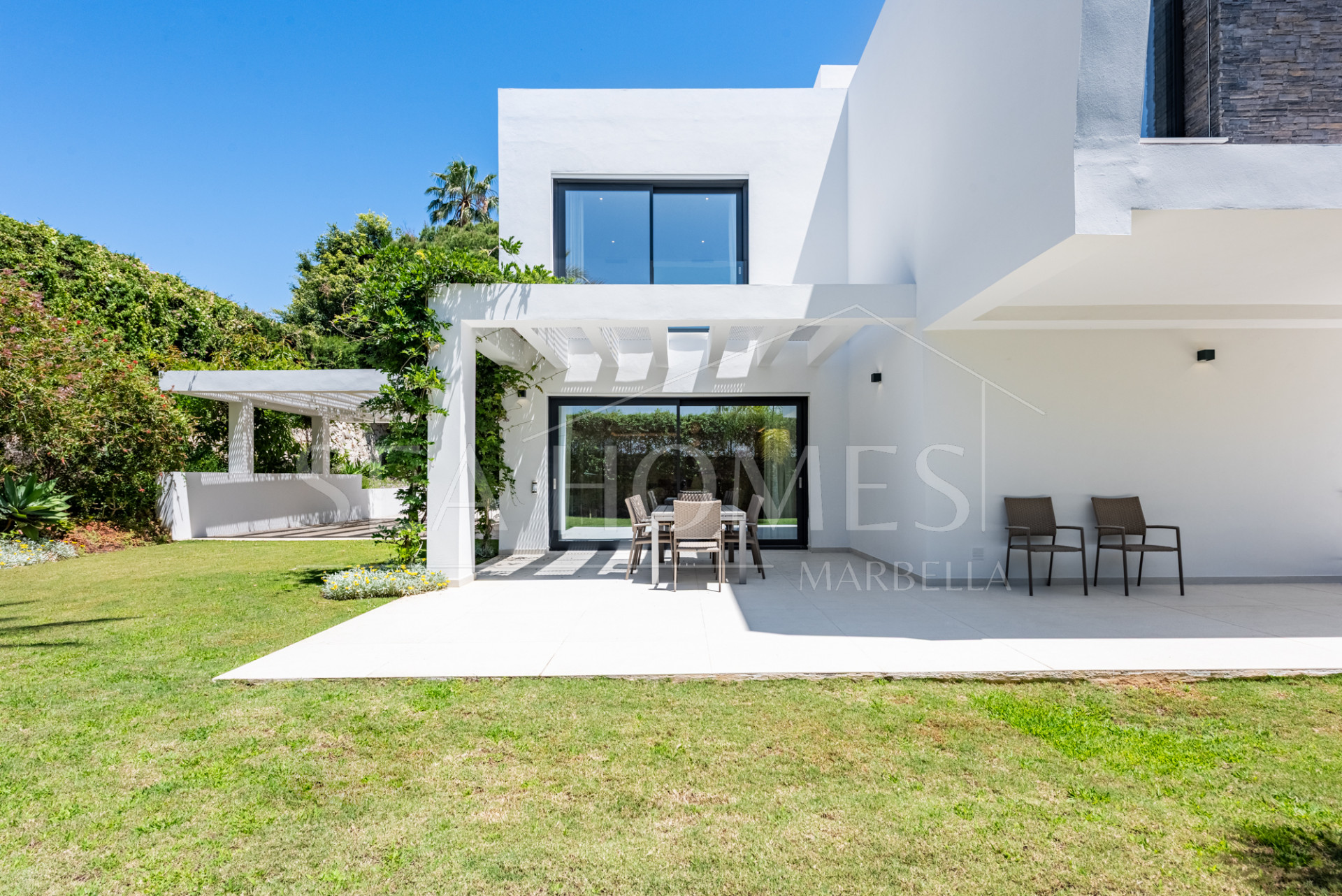 Spacious Contemporary Villa in the Heart of the Golden Triangle!