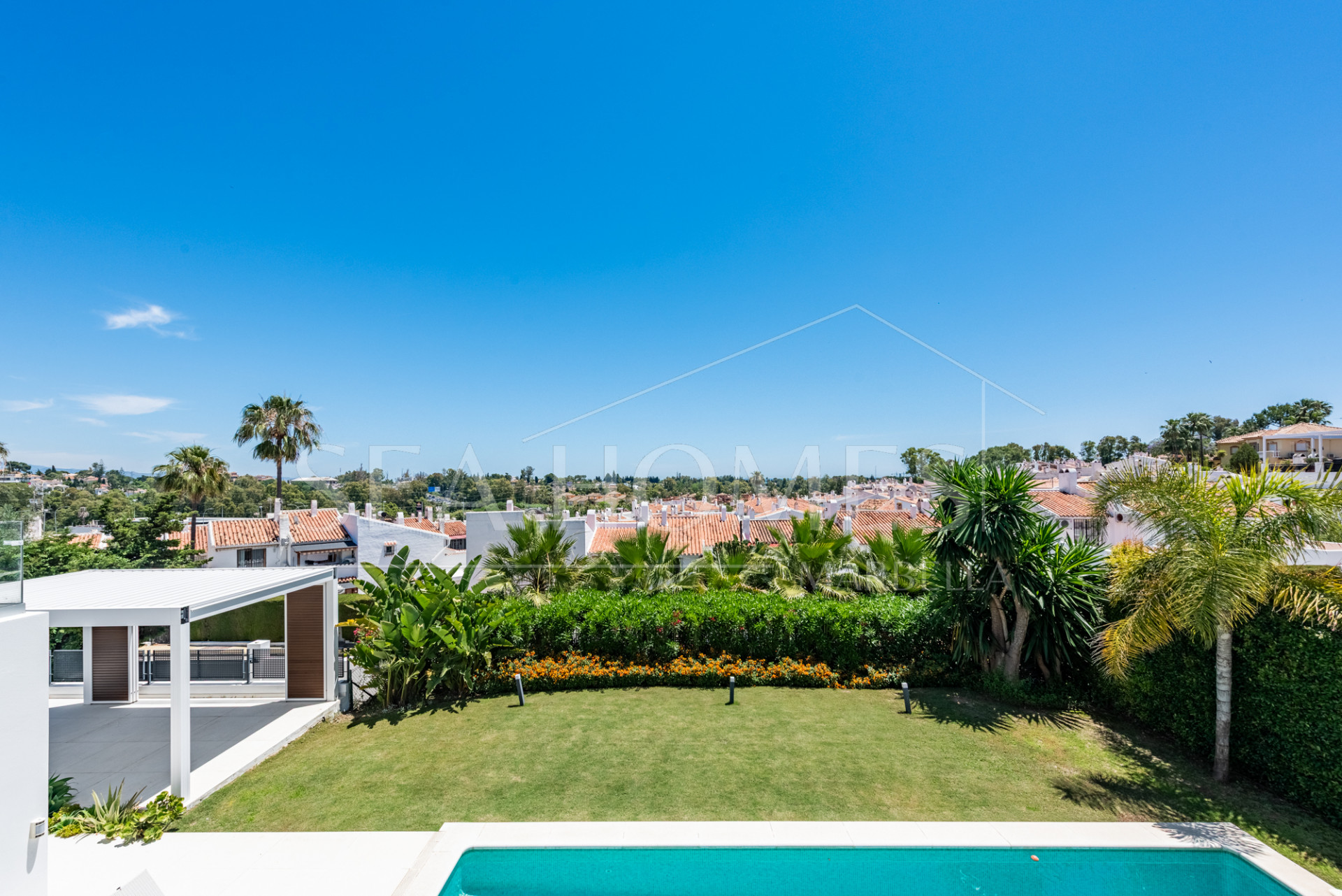 Spacious Contemporary Villa in the Heart of the Golden Triangle!