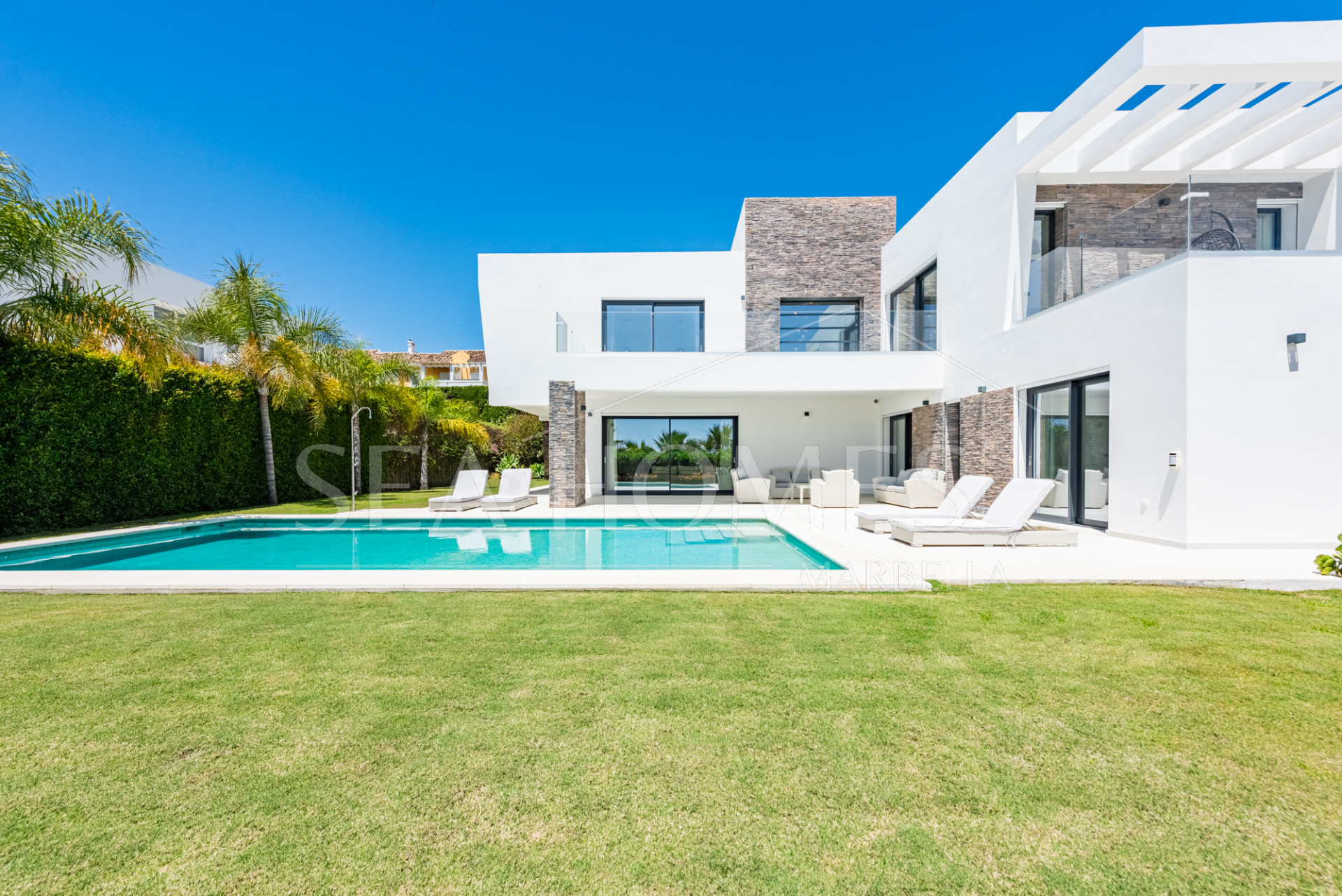 Spacious Contemporary Villa in the Heart of the Golden Triangle!