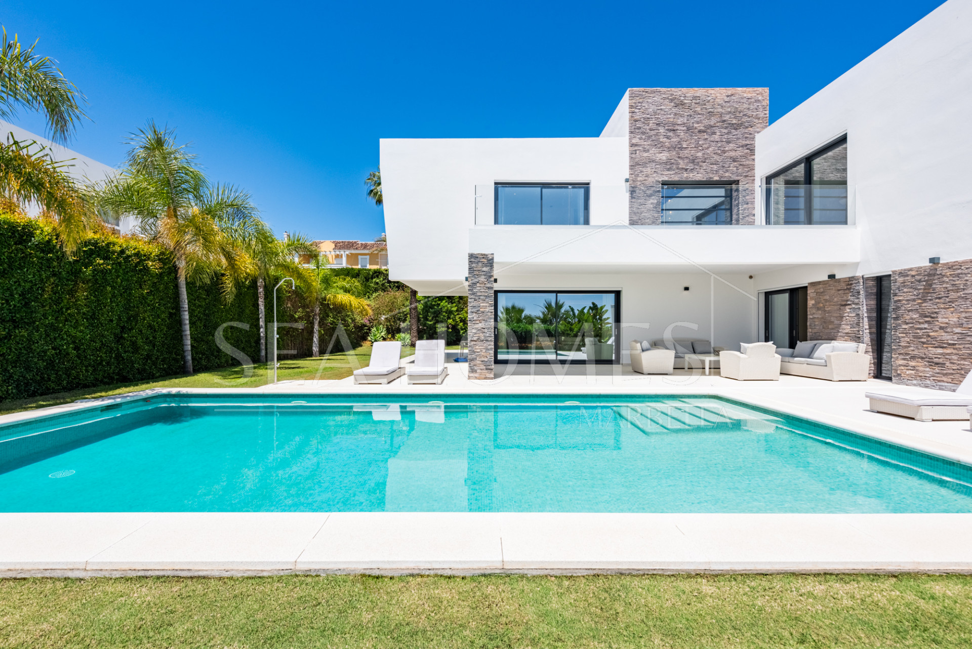 Spacious Contemporary Villa in the Heart of the Golden Triangle!