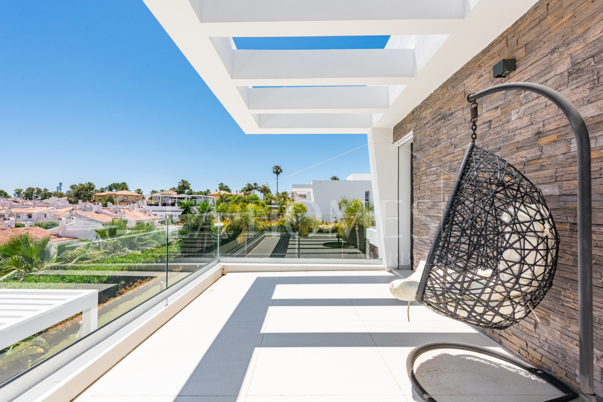 Spacious Contemporary Villa in the Heart of the Golden Triangle!