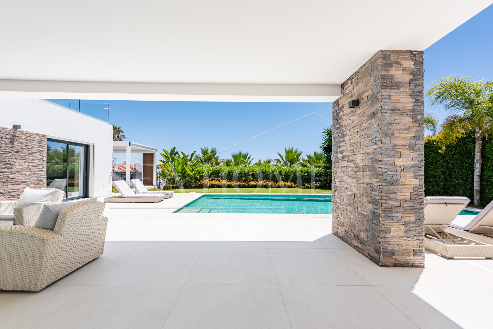 Spacious Contemporary Villa in the Heart of the Golden Triangle!