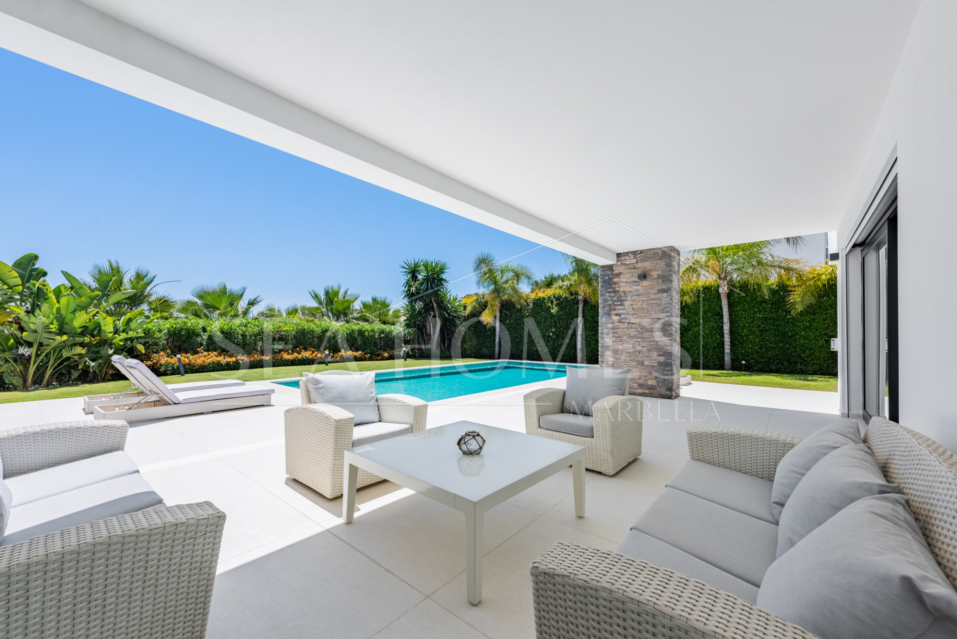 Spacious Contemporary Villa in the Heart of the Golden Triangle!