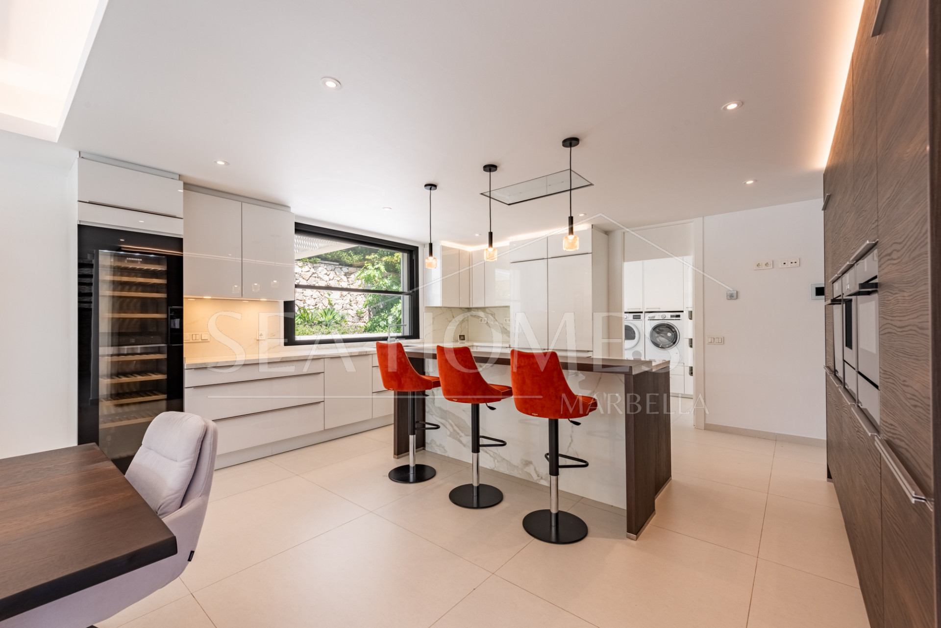 Spacious Contemporary Villa in the Heart of the Golden Triangle!
