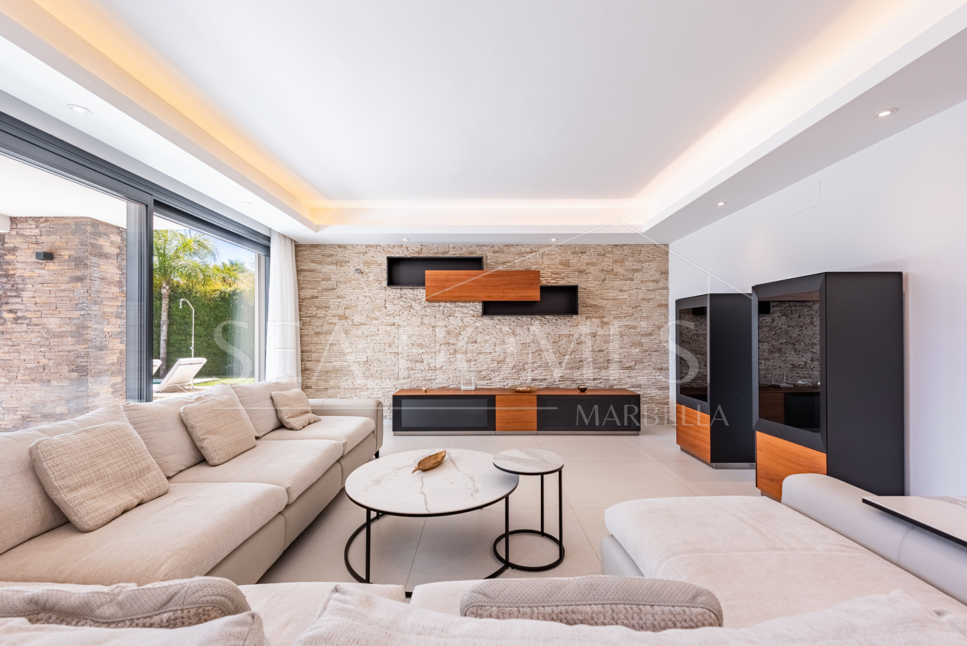 Spacious Contemporary Villa in the Heart of the Golden Triangle!