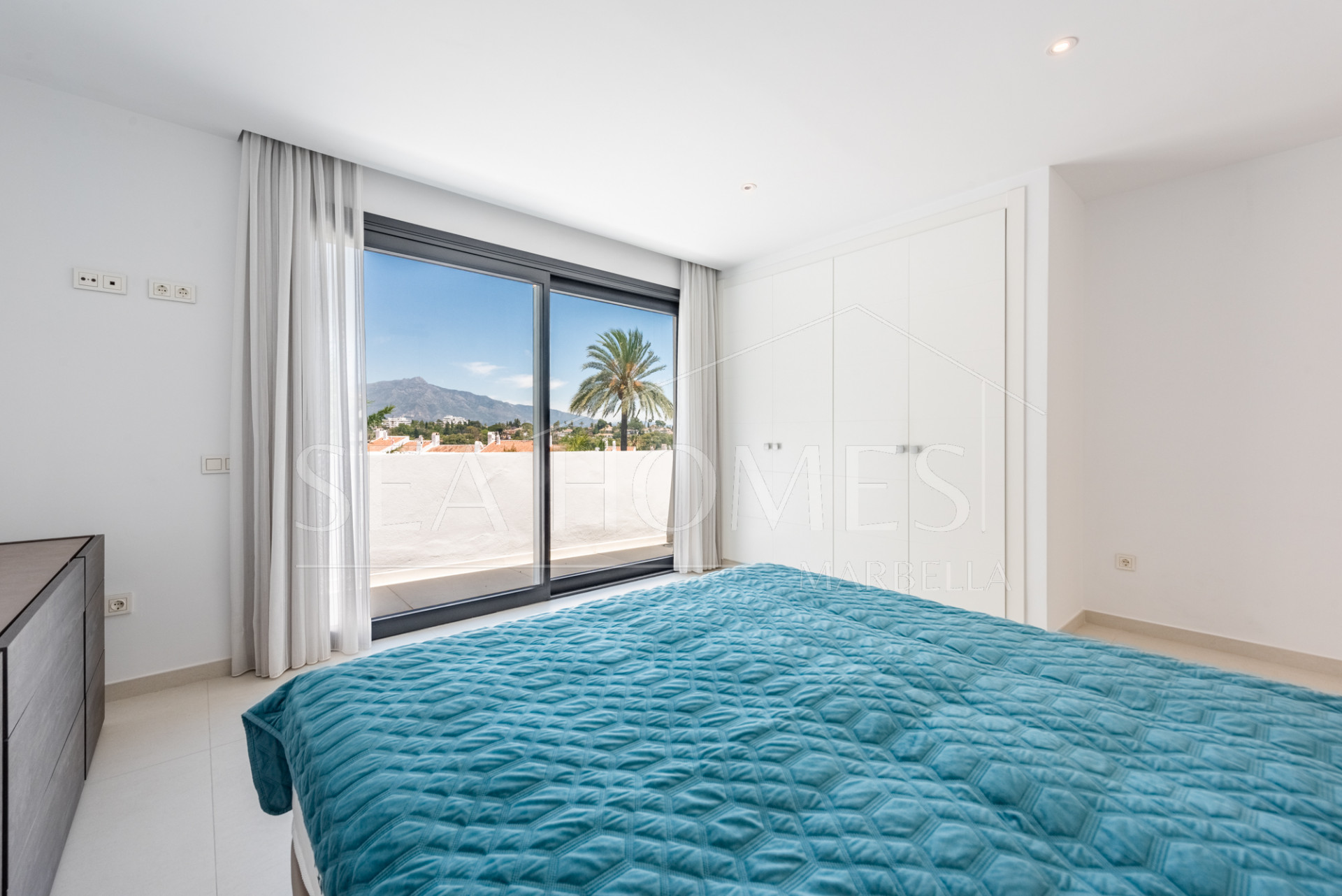 Spacious Contemporary Villa in the Heart of the Golden Triangle!