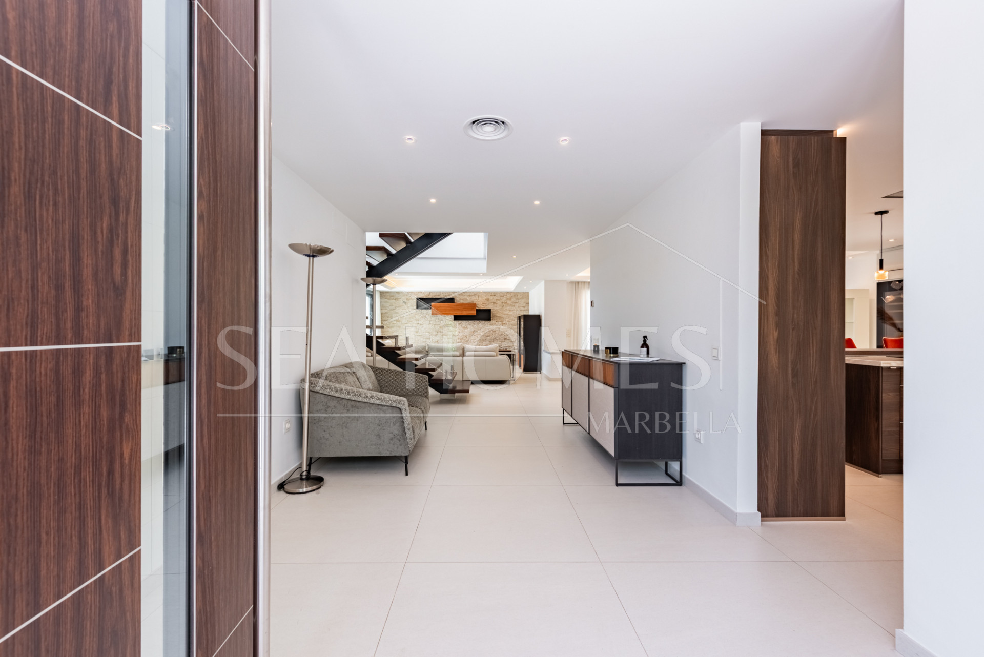 Spacious Contemporary Villa in the Heart of the Golden Triangle!