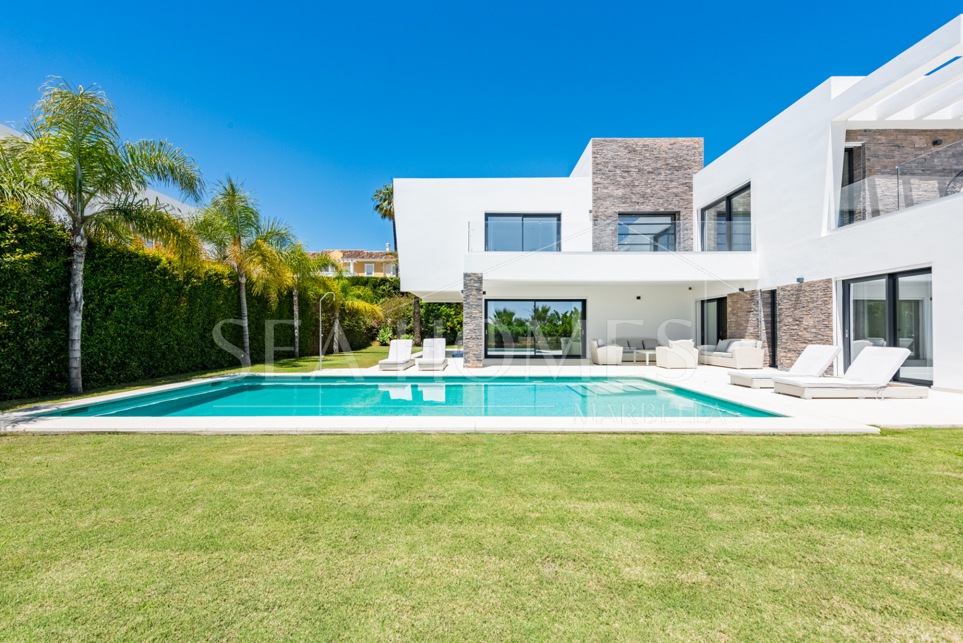 Spacious Contemporary Villa in the Heart of the Golden Triangle!