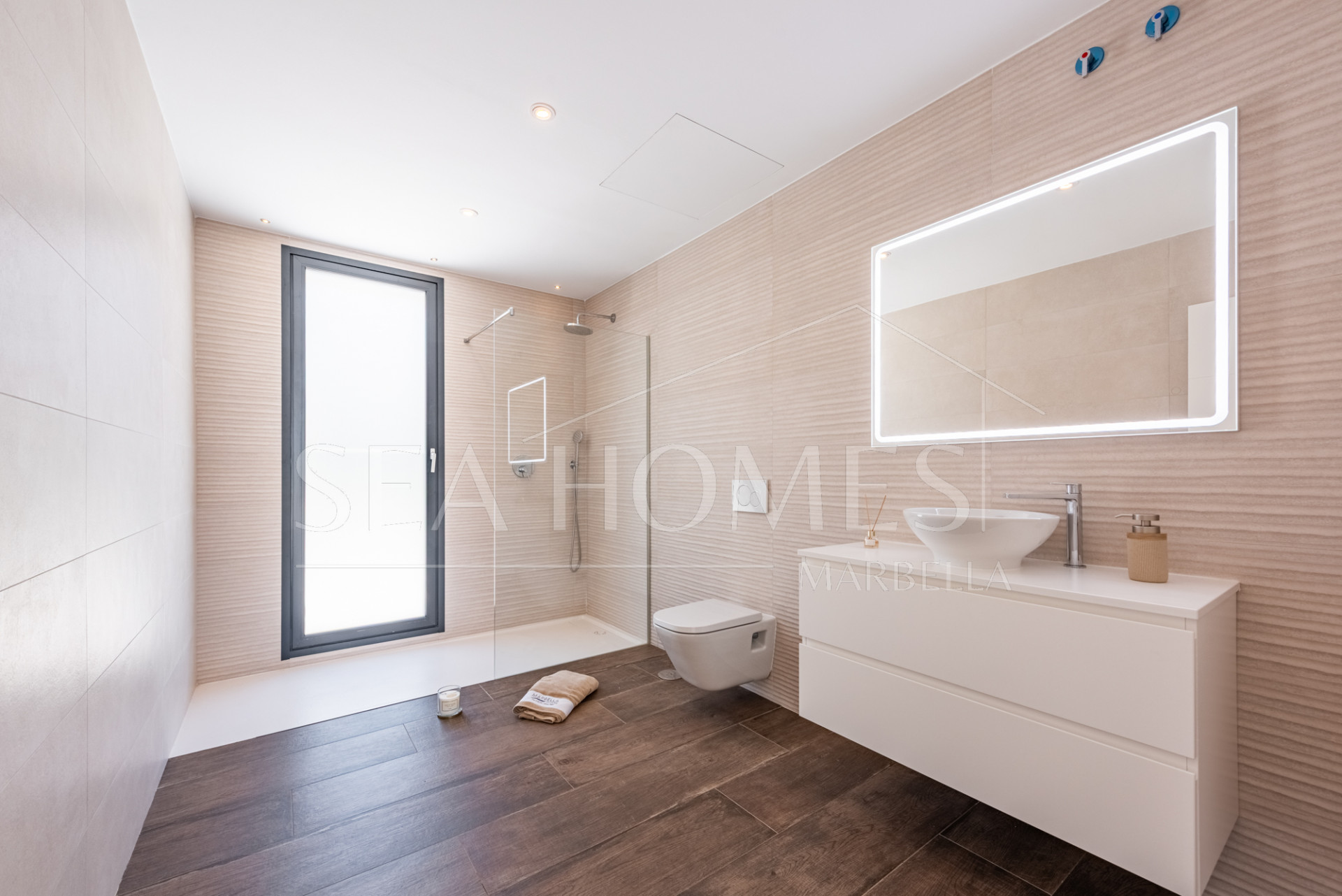 Spacious Contemporary Villa in the Heart of the Golden Triangle!