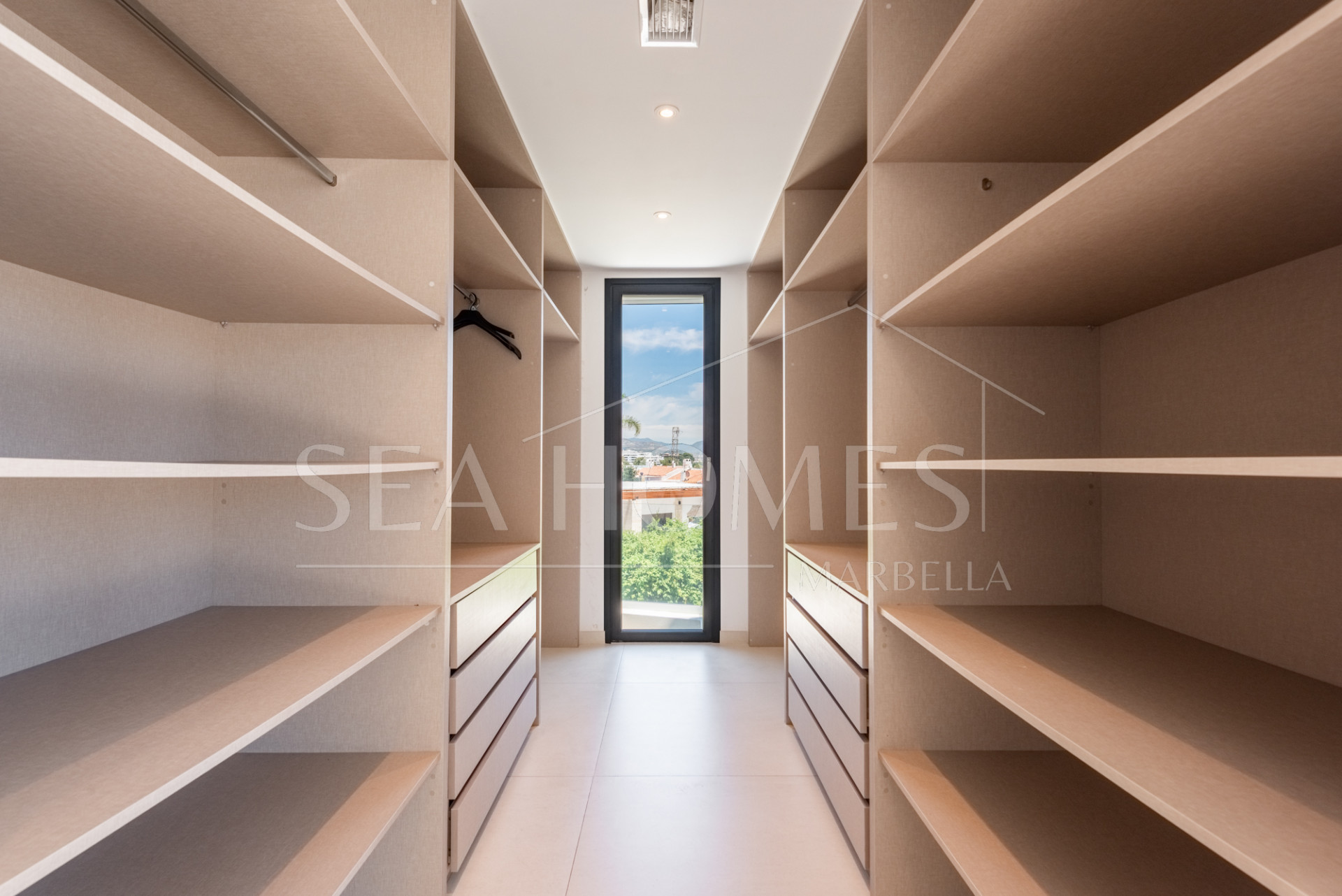 Spacious Contemporary Villa in the Heart of the Golden Triangle!