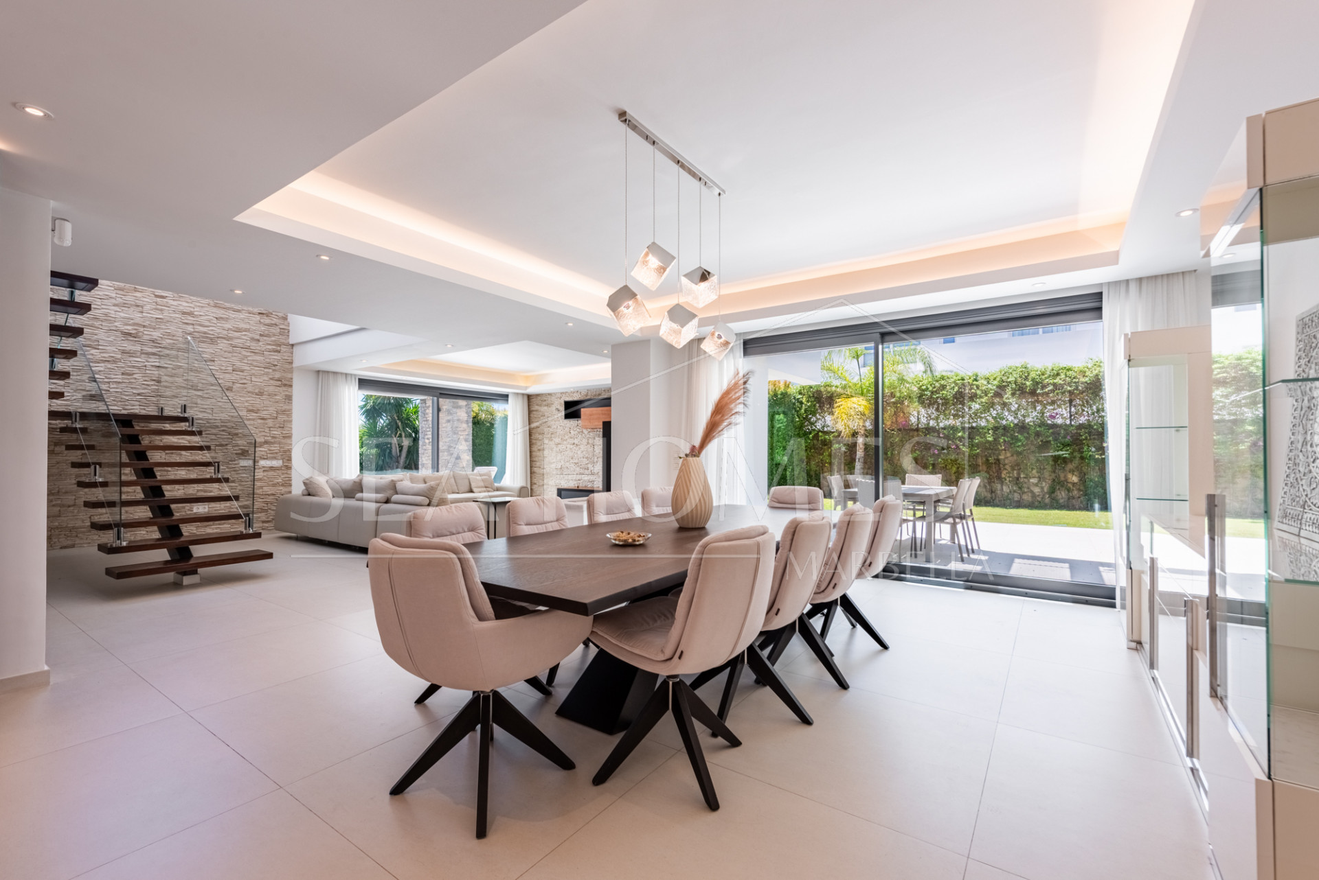 Spacious Contemporary Villa in the Heart of the Golden Triangle!