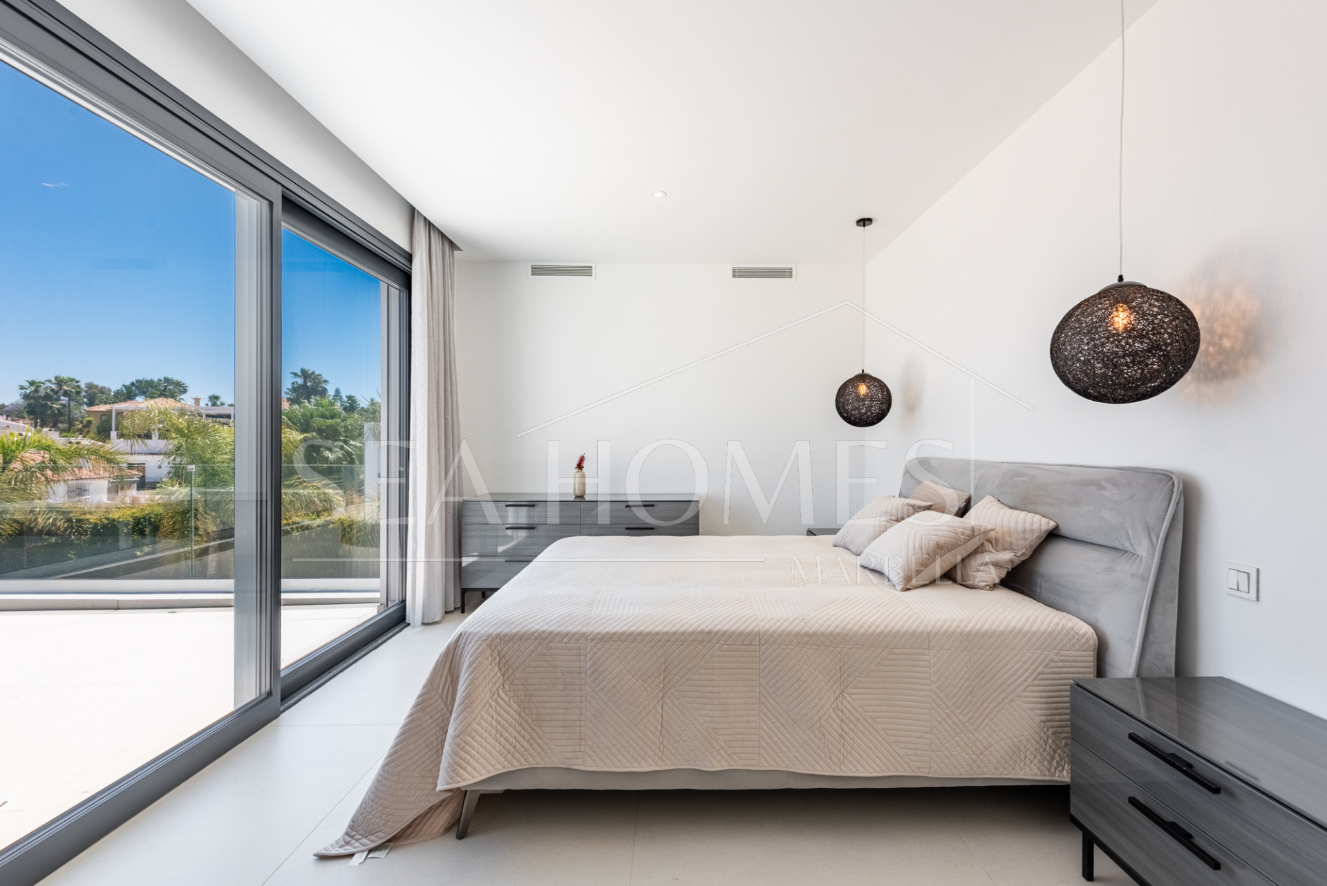 Spacious Contemporary Villa in the Heart of the Golden Triangle!