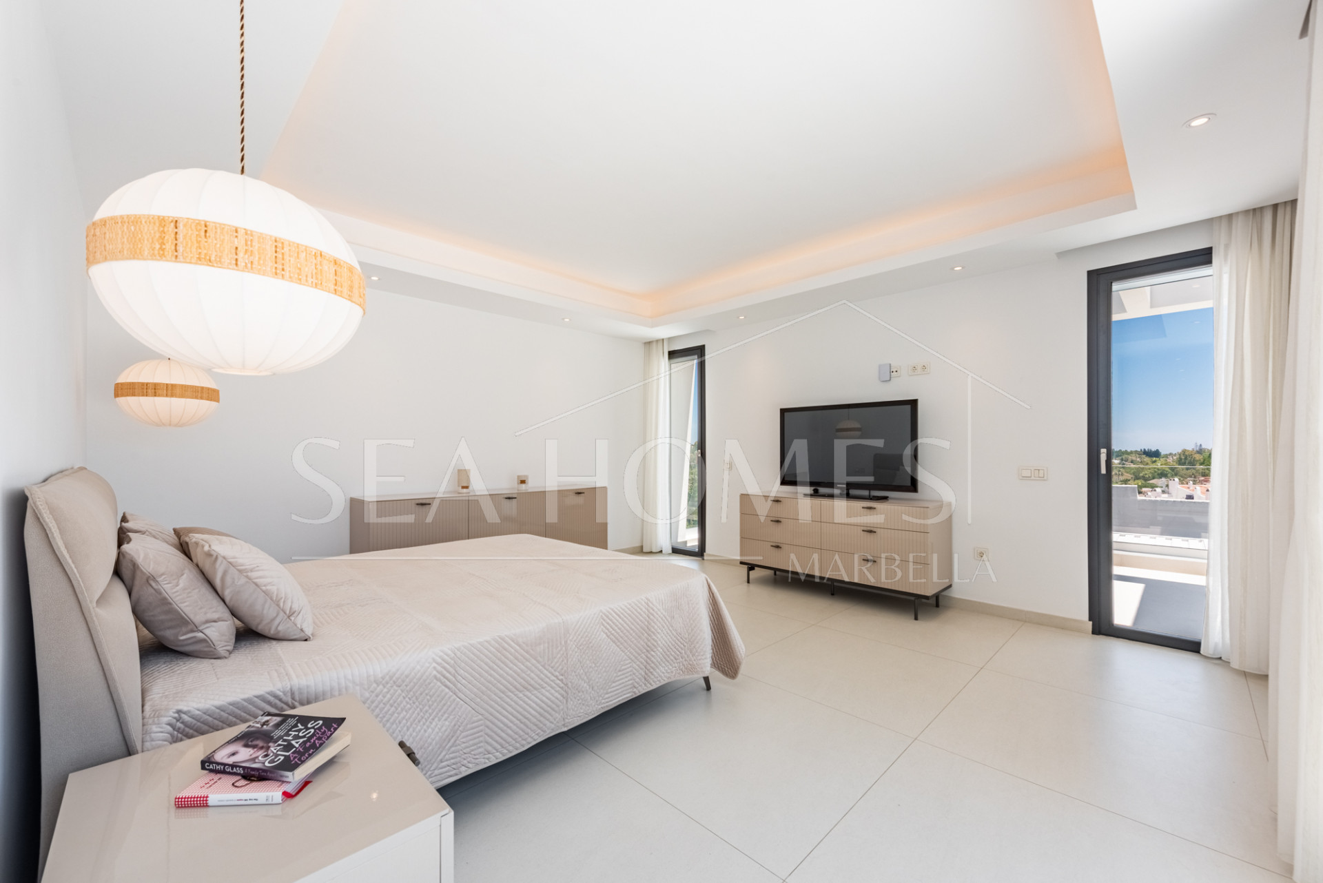 Spacious Contemporary Villa in the Heart of the Golden Triangle!