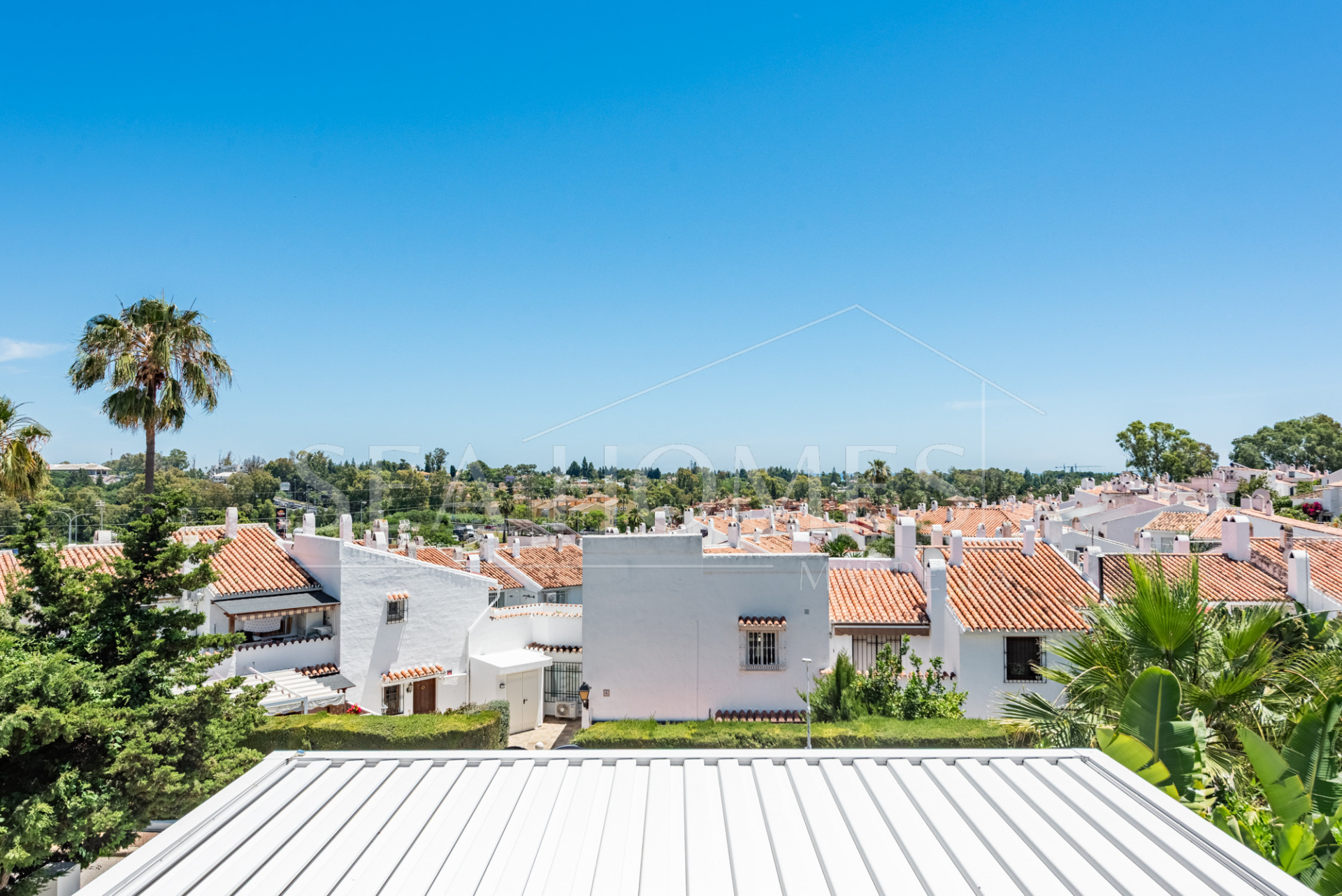 Spacious Contemporary Villa in the Heart of the Golden Triangle!