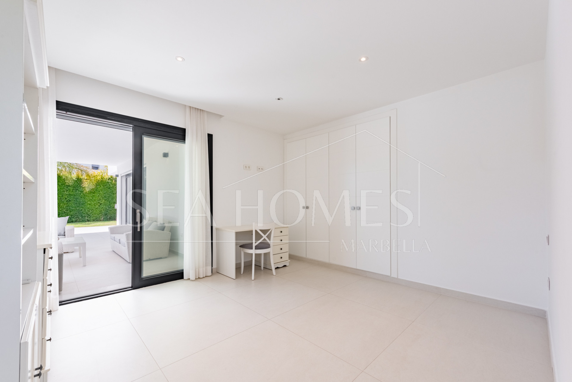 Spacious Contemporary Villa in the Heart of the Golden Triangle!