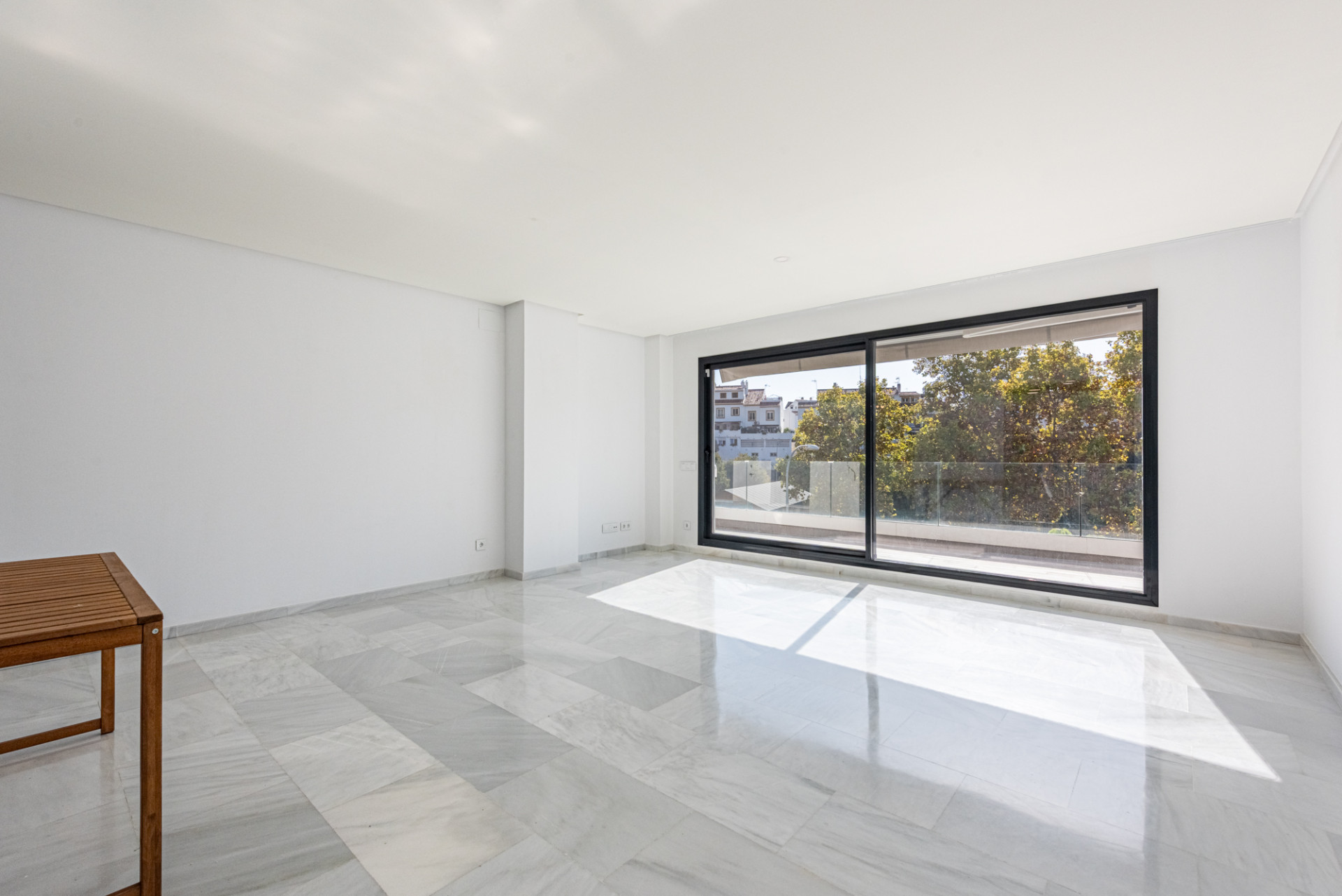 Zeitgenössische Wohnung mit 43 m² großer Terrasse in der Nähe des Einkaufszentrums La Cañada und des Stadtzentrums von Marbella