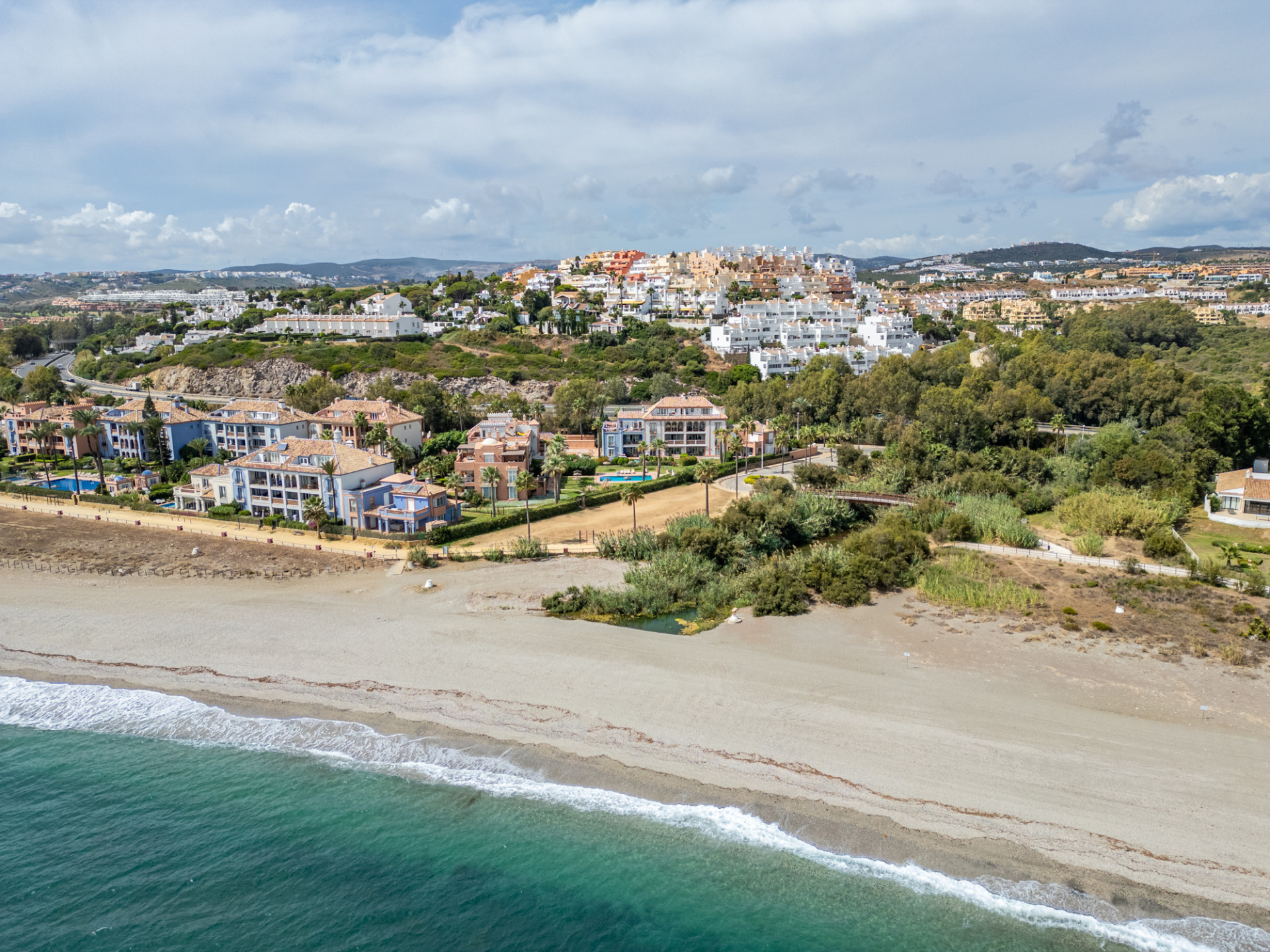 Einzigartige Strandvilla in erster Reihe in La Perla de la Bahía, Casares