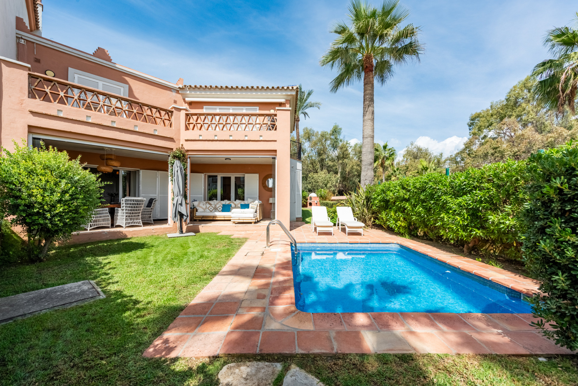 Einzigartige Strandvilla in erster Reihe in La Perla de la Bahía, Casares
