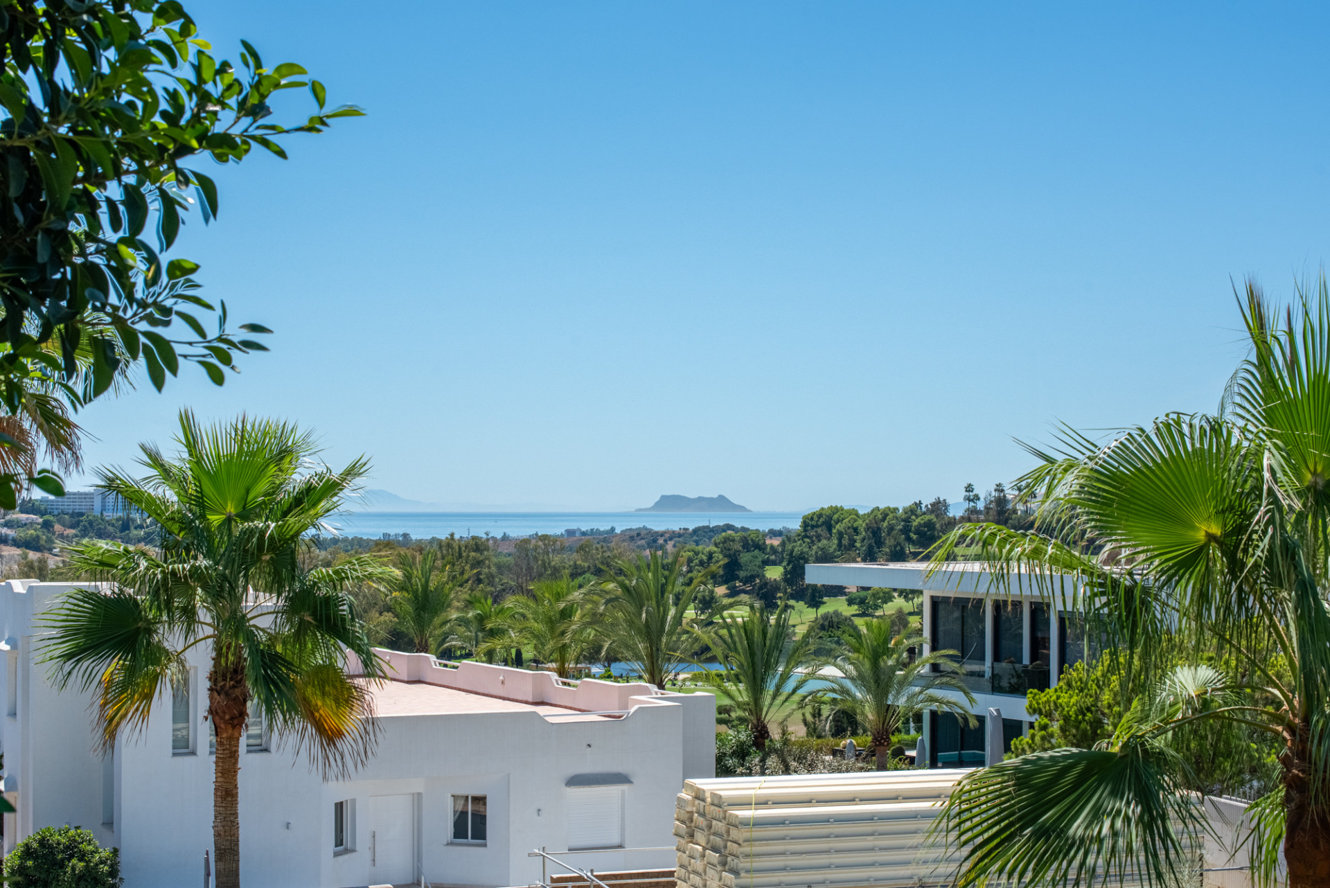 Spacious Elevated Ground Floor Apartment with Panoramic Sea Views