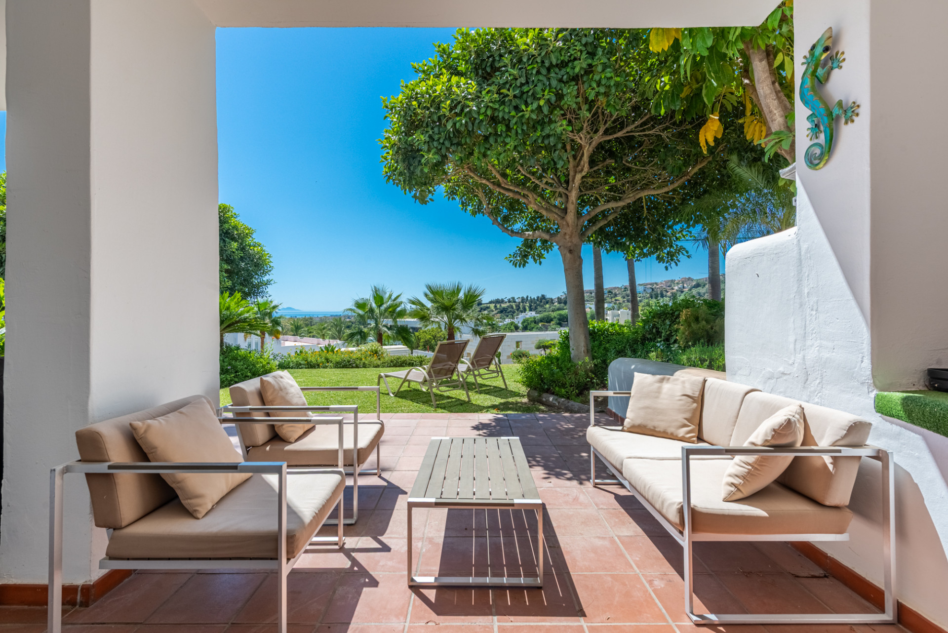 Spacious Elevated Ground Floor Apartment with Panoramic Sea Views