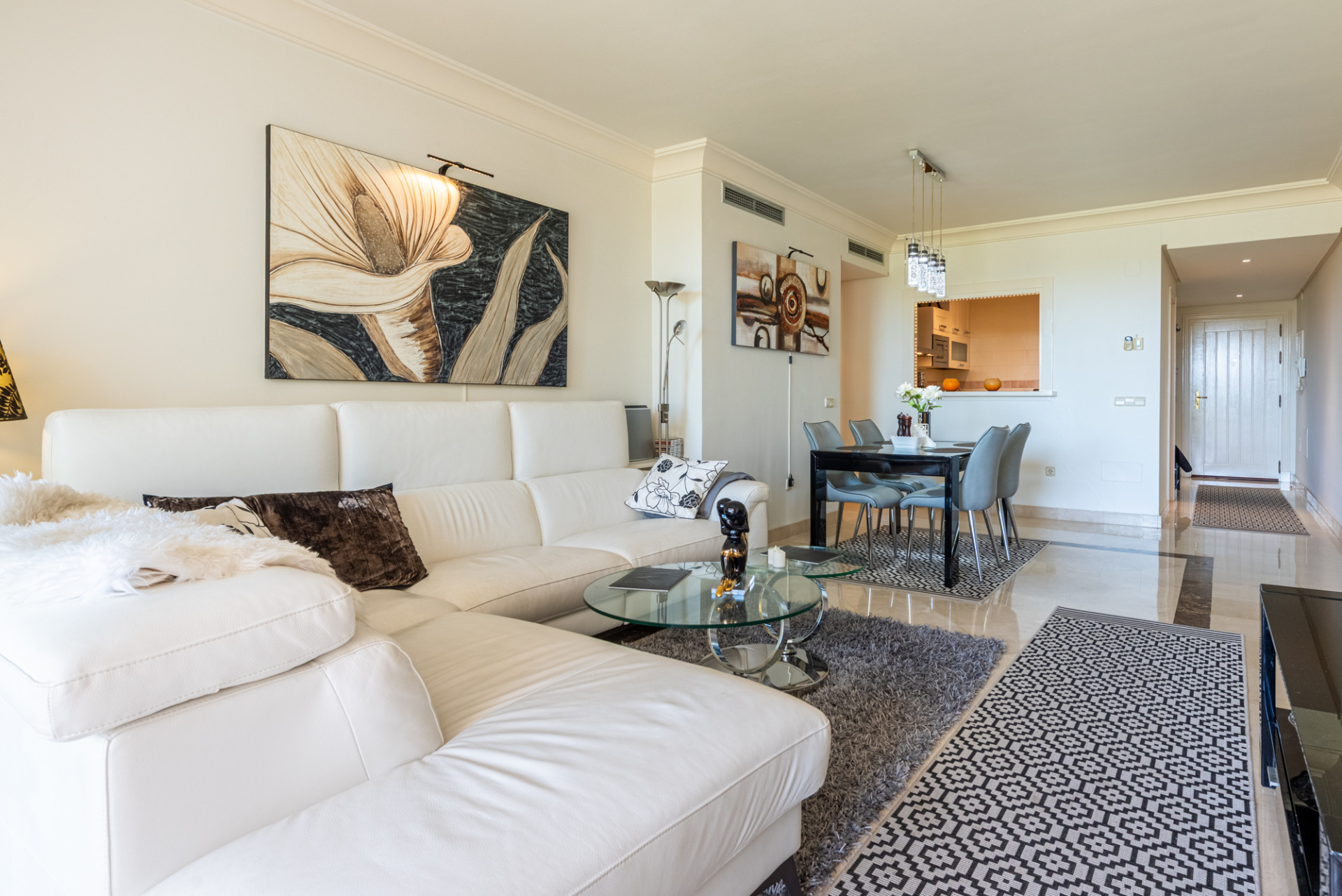 Spacious Elevated Ground Floor Apartment with Panoramic Sea Views