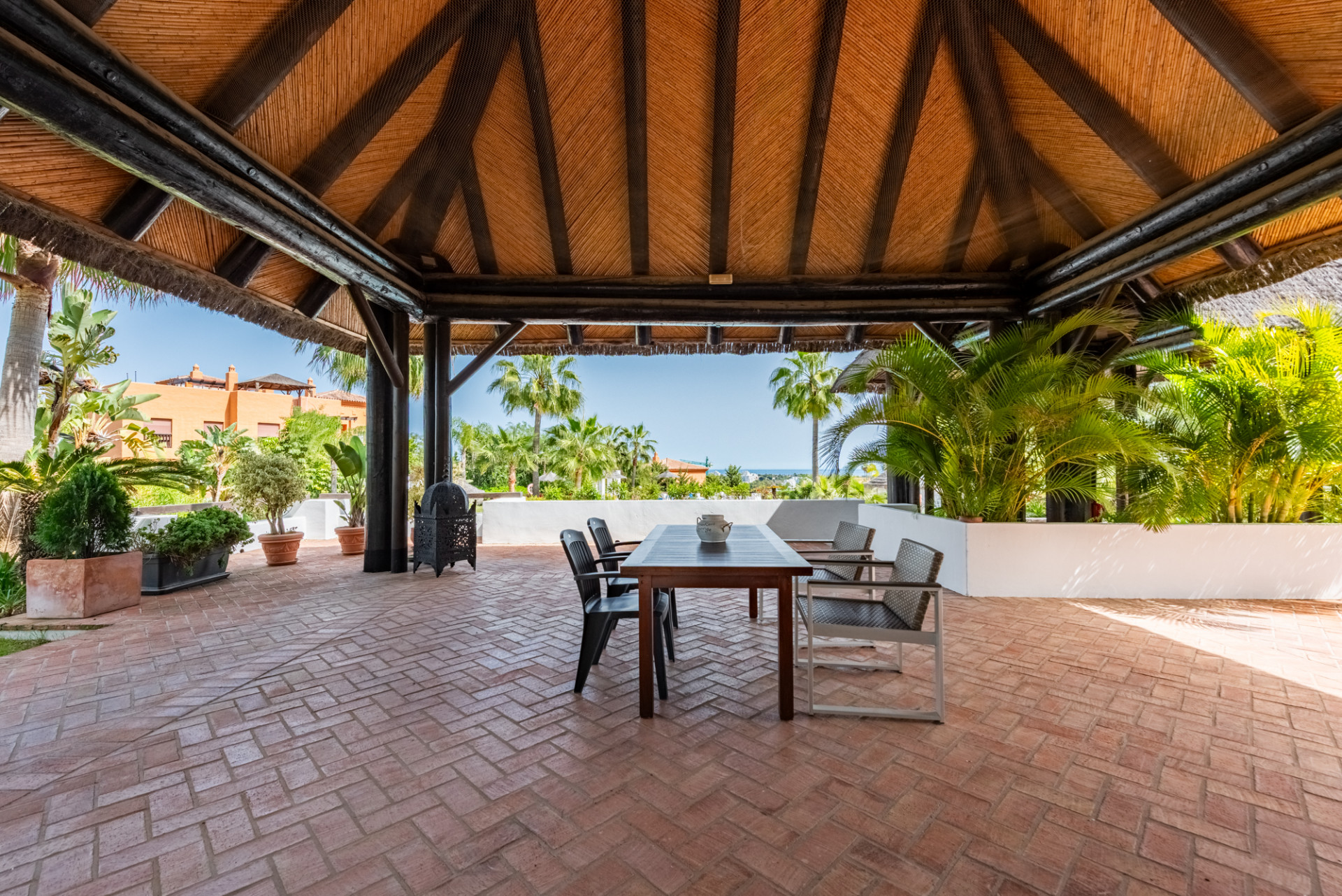 Spacious Elevated Ground Floor Apartment with Panoramic Sea Views