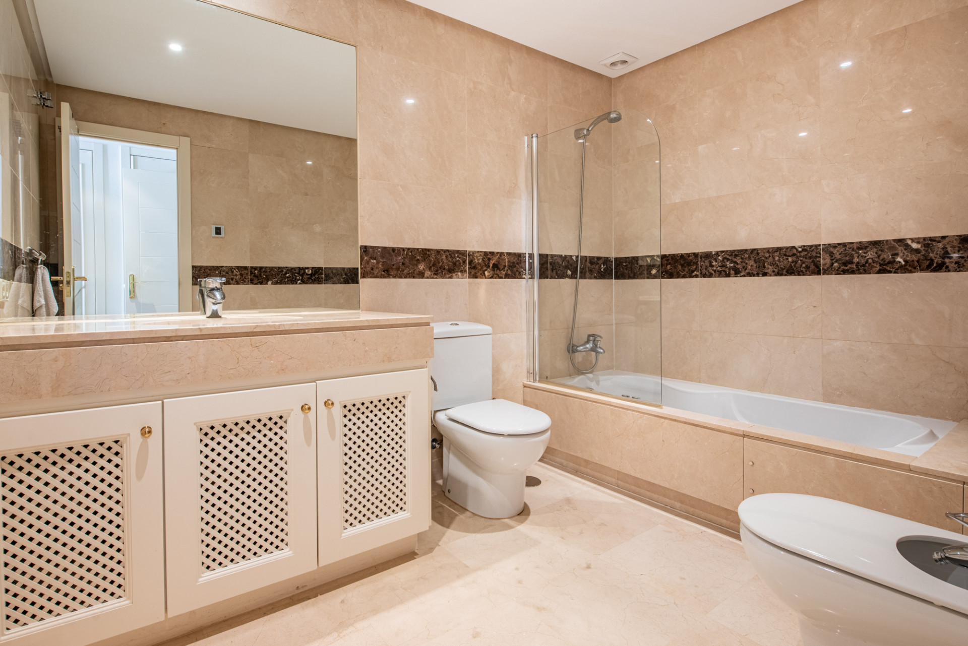 Spacious Elevated Ground Floor Apartment with Panoramic Sea Views