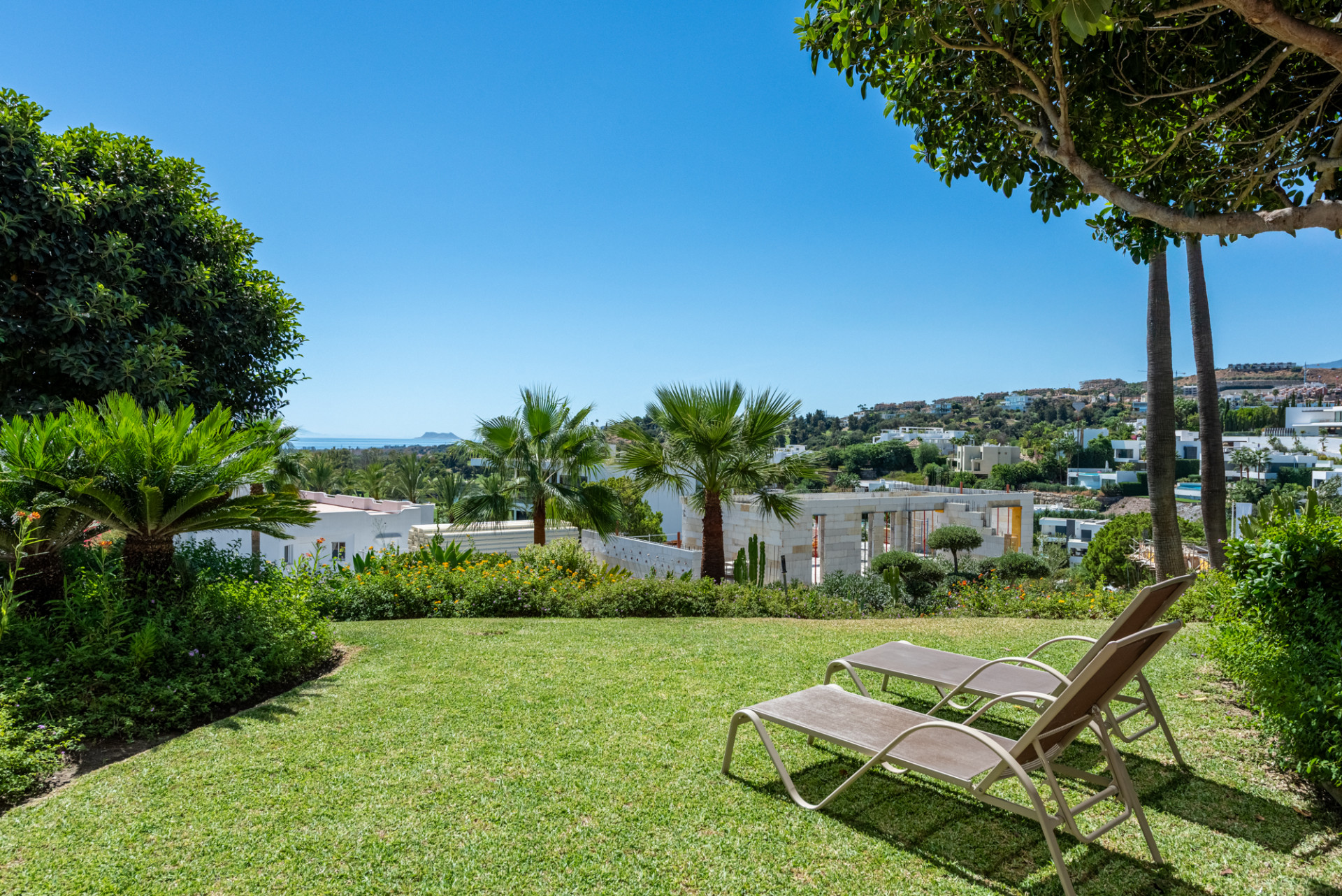 Spacious Elevated Ground Floor Apartment with Panoramic Sea Views