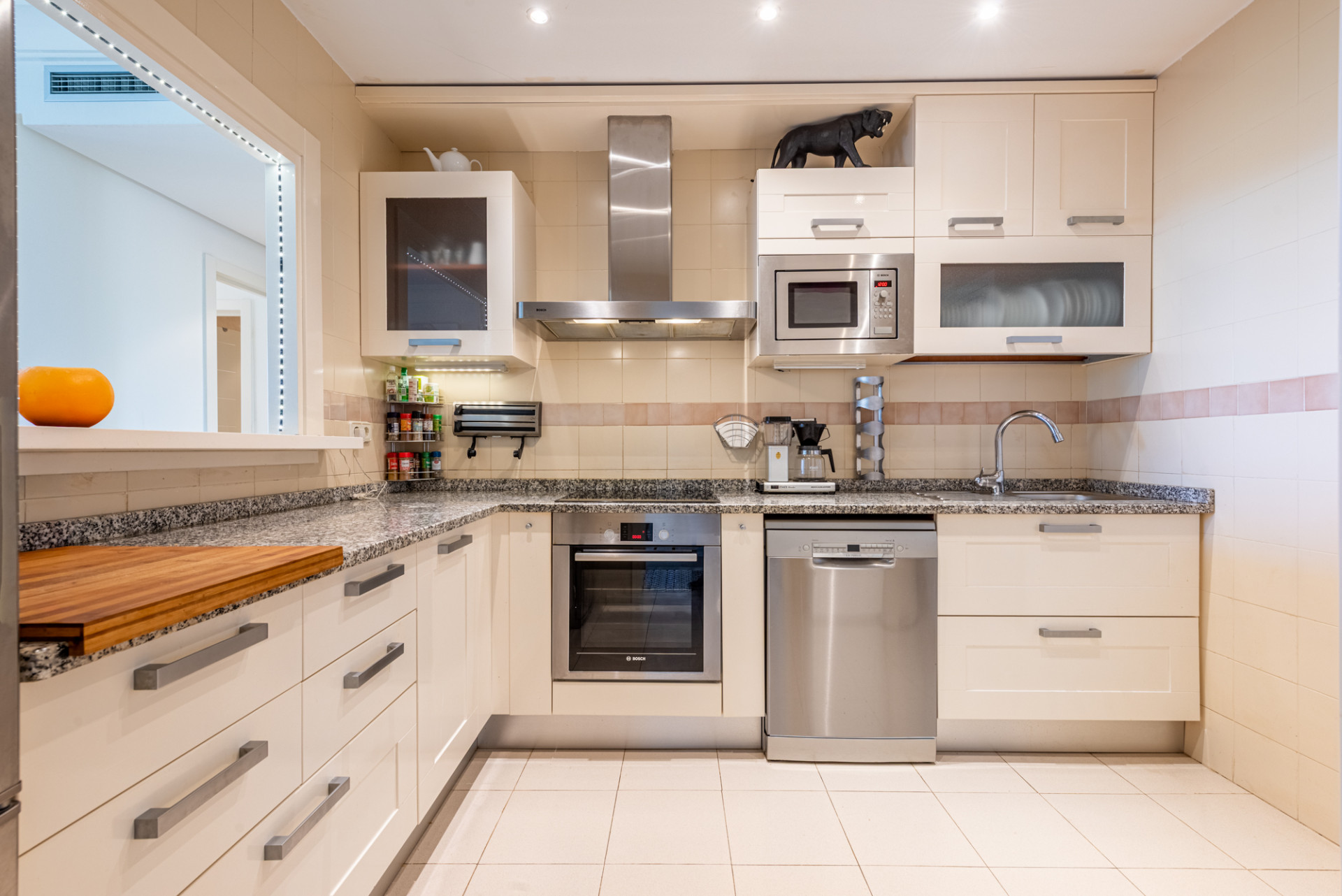 Spacious Elevated Ground Floor Apartment with Panoramic Sea Views