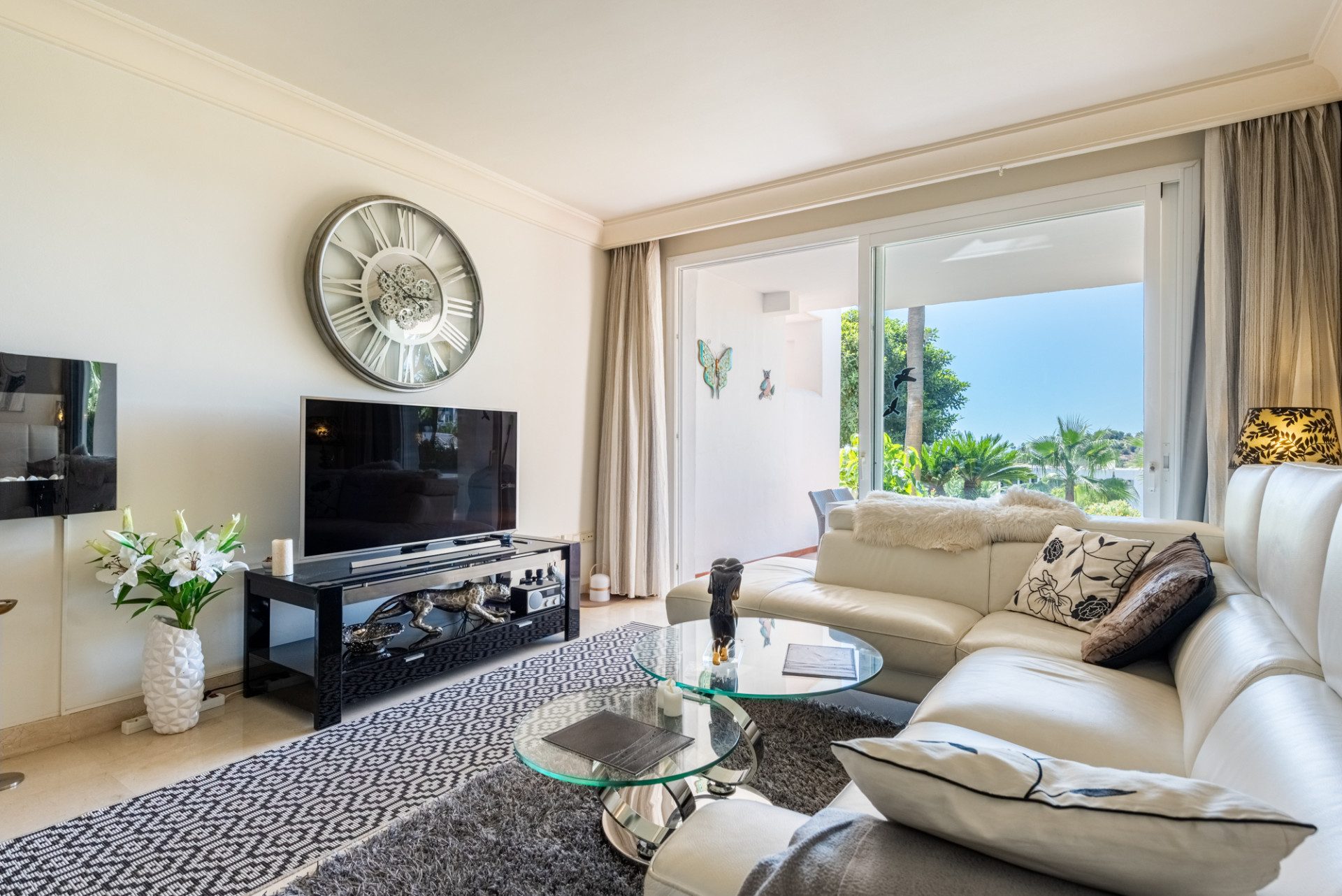 Spacious Elevated Ground Floor Apartment with Panoramic Sea Views