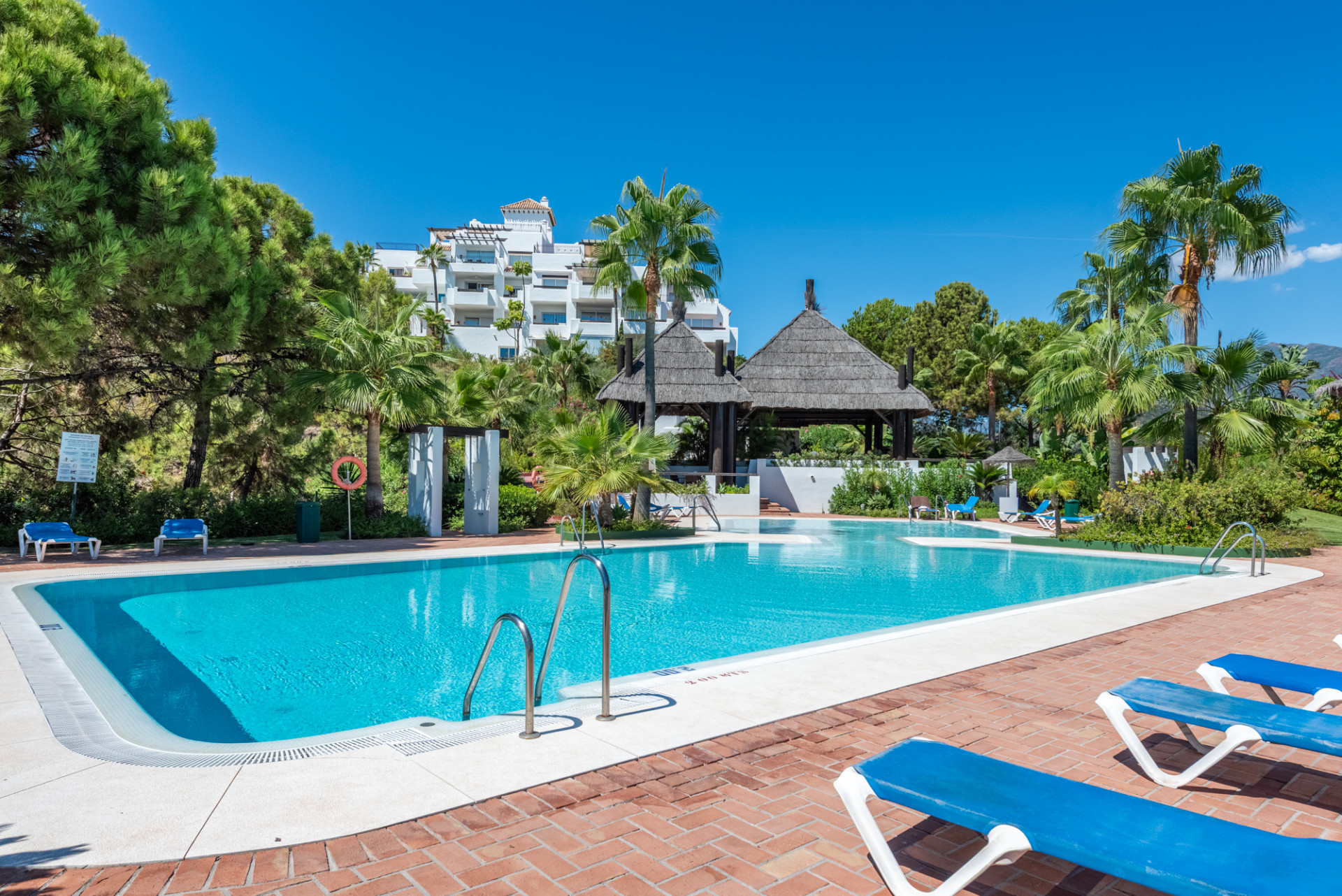 Spacious Elevated Ground Floor Apartment with Panoramic Sea Views