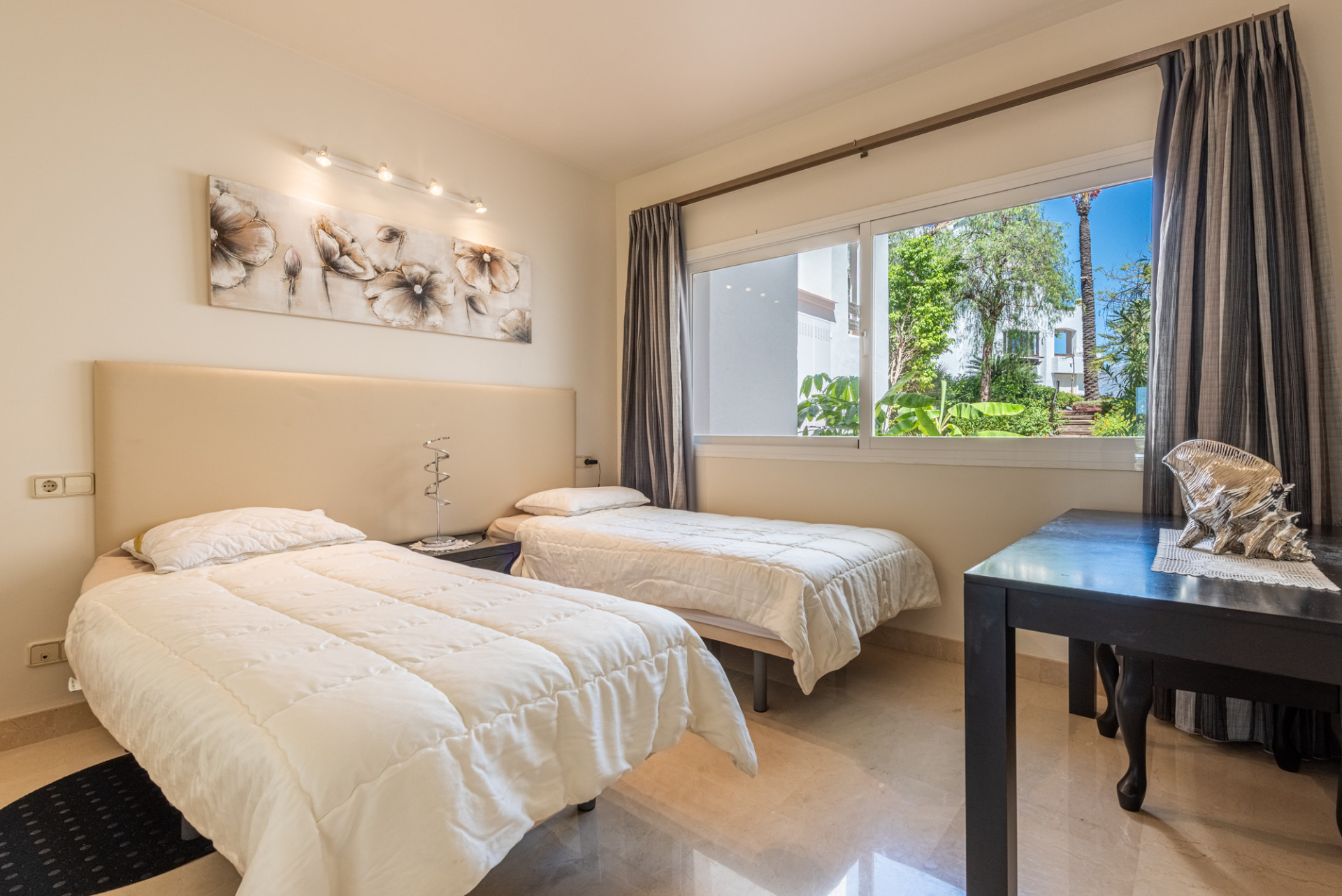 Spacious Elevated Ground Floor Apartment with Panoramic Sea Views