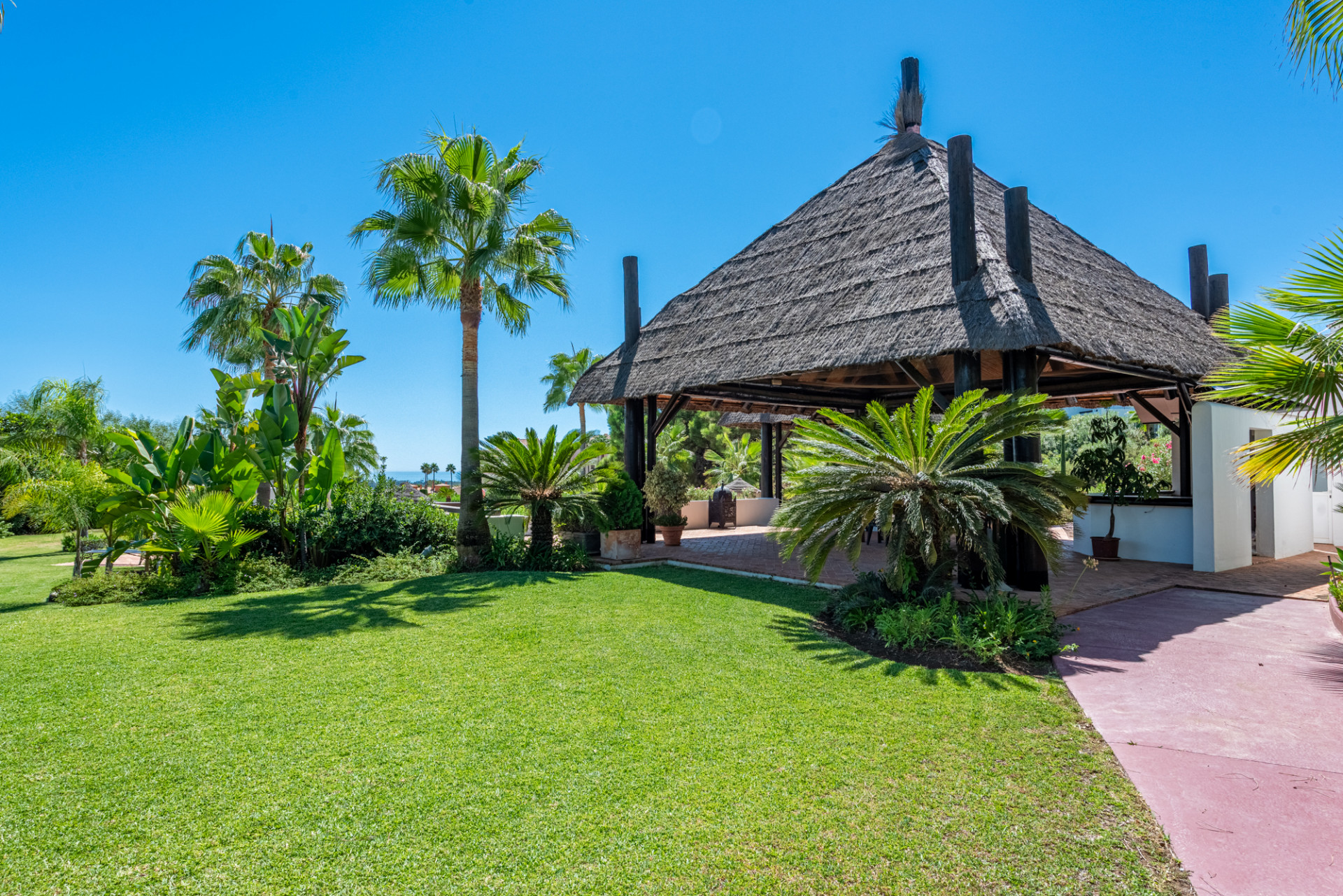 Spacious Elevated Ground Floor Apartment with Panoramic Sea Views