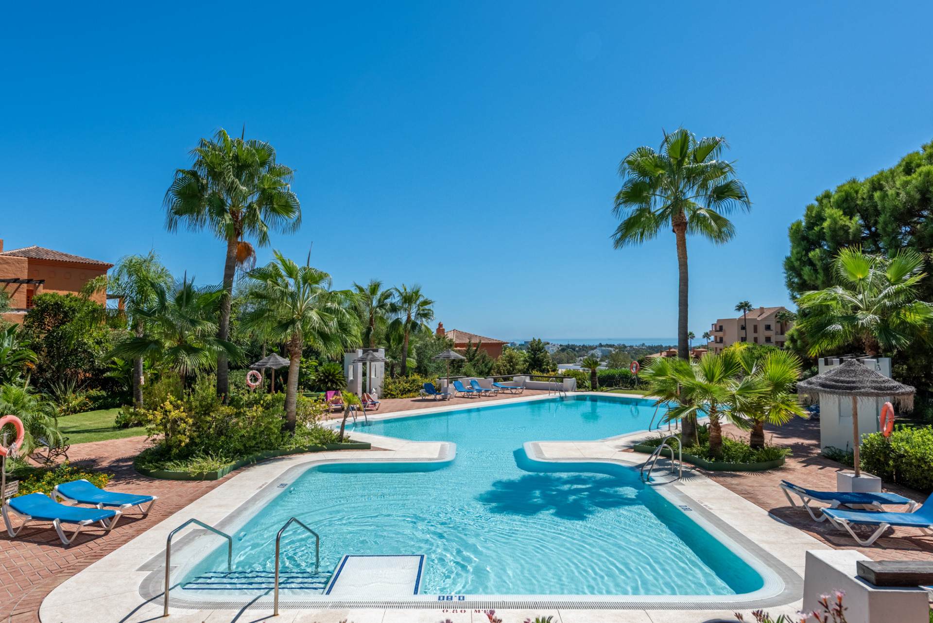 Spacious Elevated Ground Floor Apartment with Panoramic Sea Views