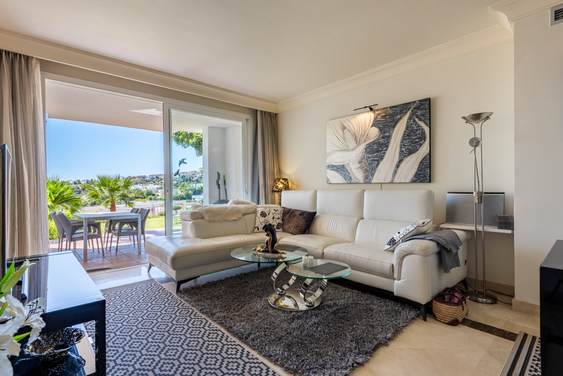 Spacious Elevated Ground Floor Apartment with Panoramic Sea Views
