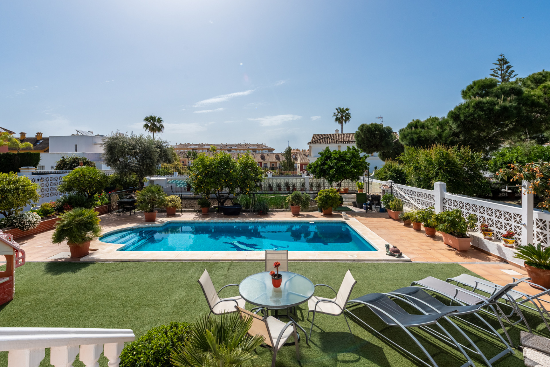 Elegante villa en el centro de San Pedro! Con 3 apartamentos independientes y garaje para 10 coches.